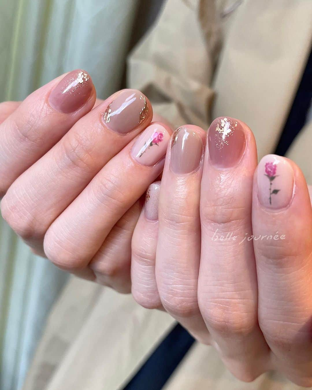 フレジエさんのインスタグラム写真 - (フレジエInstagram)「Bridal nail🕊 手書きフラワーアート🌹 担当:@maika__y ⁡ ˗˗˗˗˗˗˗˗˗˗˗˗˗˗˗˗˗˗˗˗˗˗˗˗˗˗˗˗˗˗˗˗˗˗˗˗˗˗˗˗˗˗ ⁡ ◎パラジェル追加料金なし ⁡ ◎フィルイン(一層残し)施術可 　※担当指名必須 ⁡ ◎ハンド&フット、ネイル&アイメニュー同時施術可 ⁡ 　 ⁡ ⁡ Amelie & Cachette 渋谷駅徒歩8分 渋谷パルコから徒歩2分 ⁡ 渋谷区神南1-15-8ひきだしのような家に3階☎︎03-3461-7060」11月28日 19時39分 - __belle.journee__