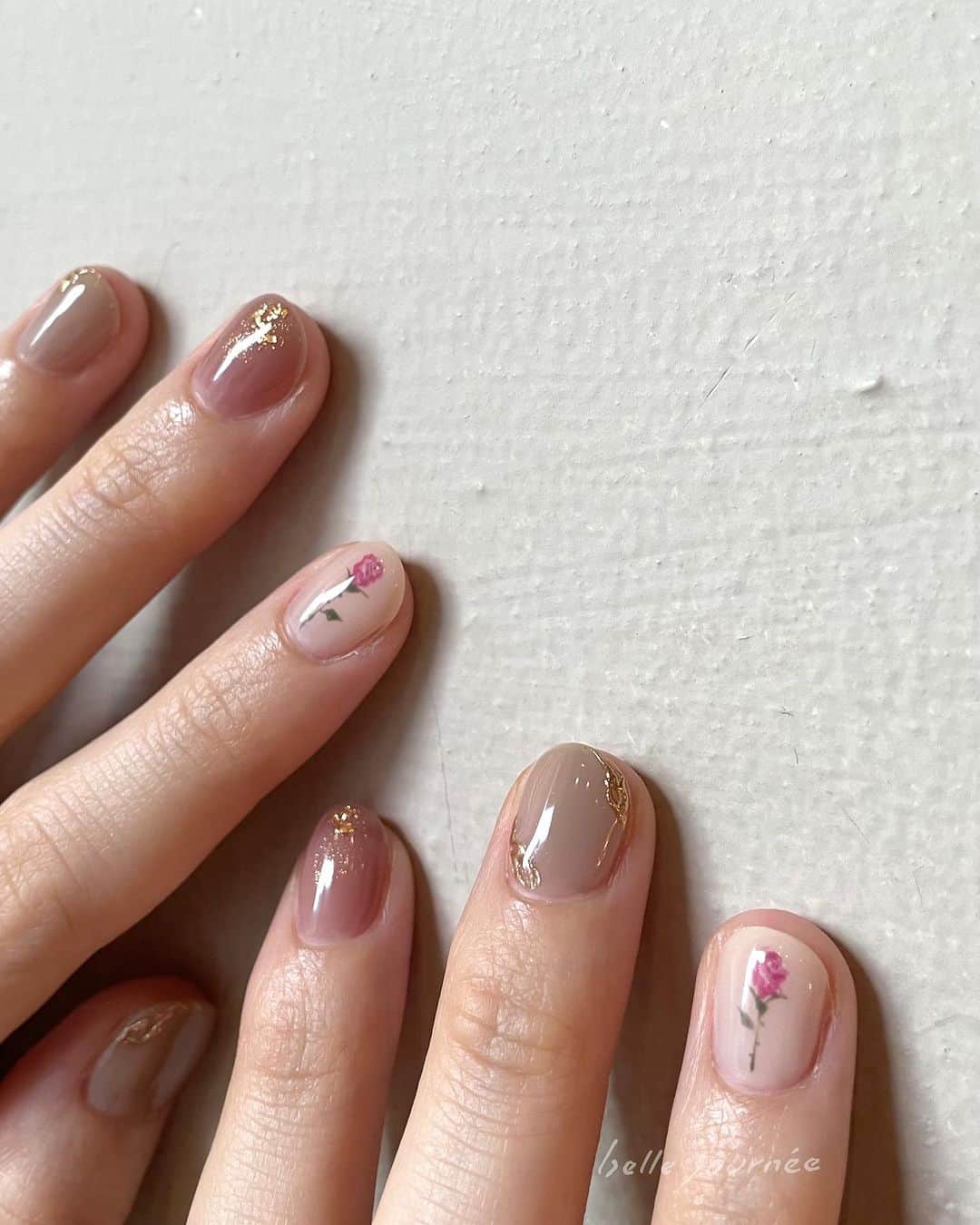 フレジエのインスタグラム：「Bridal nail🕊 手書きフラワーアート🌹 担当:@maika__y ⁡ ˗˗˗˗˗˗˗˗˗˗˗˗˗˗˗˗˗˗˗˗˗˗˗˗˗˗˗˗˗˗˗˗˗˗˗˗˗˗˗˗˗˗ ⁡ ◎パラジェル追加料金なし ⁡ ◎フィルイン(一層残し)施術可 　※担当指名必須 ⁡ ◎ハンド&フット、ネイル&アイメニュー同時施術可 ⁡ 　 ⁡ ⁡ Amelie & Cachette 渋谷駅徒歩8分 渋谷パルコから徒歩2分 ⁡ 渋谷区神南1-15-8ひきだしのような家に3階☎︎03-3461-7060」
