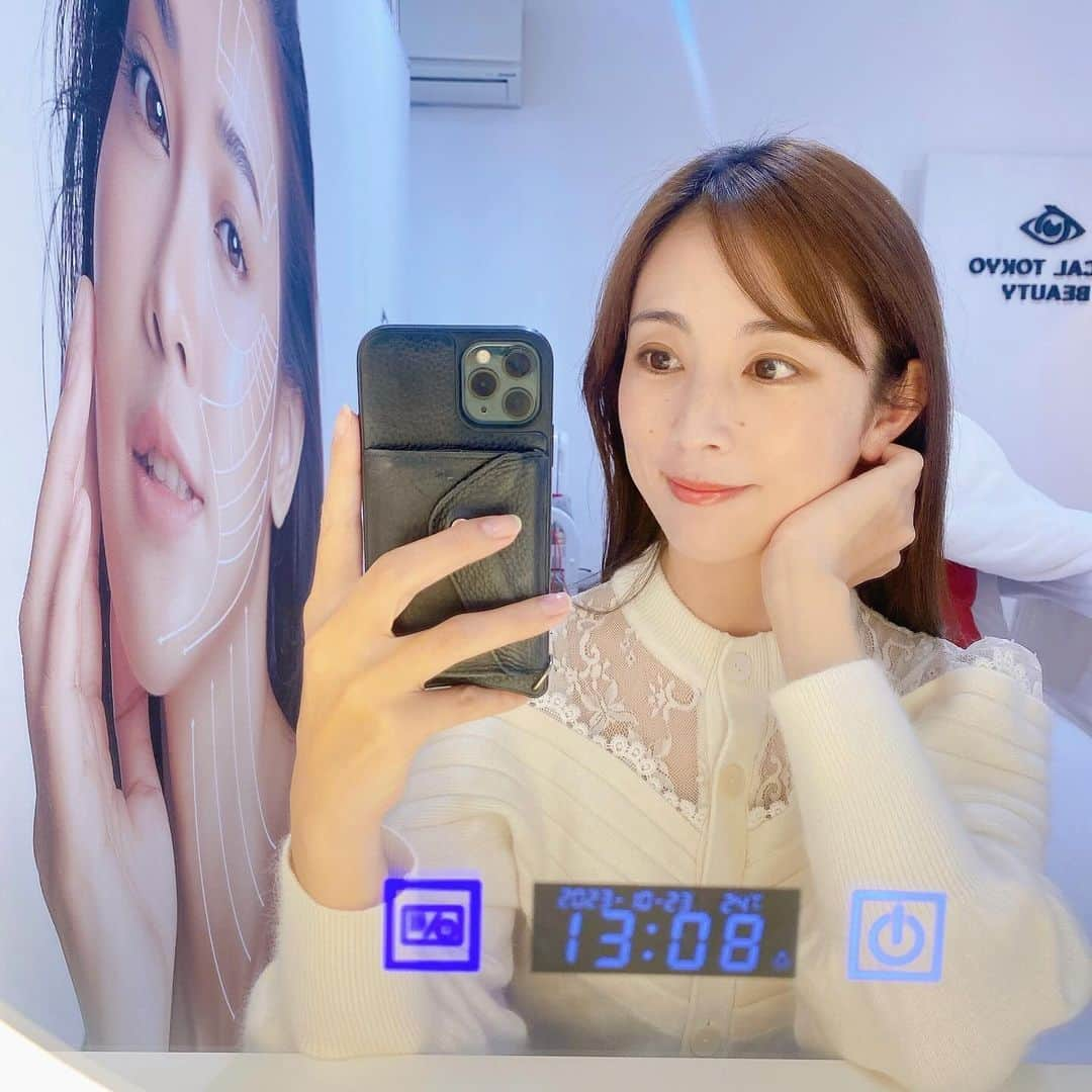 大谷朋子のインスタグラム：「♡ * 最近スマホの見すぎで眼精疲労が辛い。 そして、まぶたも重いのも気になり 表参道にある目のエステサロン 「MECAL TOKYO」へ行ってきました！ * サロンで開発したという「エレトレ」という機械は、手の素手から微電流を流して安全に目のマッサージが出来ます。 * 目の見開きやピント調整に関わる 7つの筋肉を奥深くからほぐし、動きやすくして、まぶたをリフトアップ！ * 電流って聞くと少し怖いイメージがあるかもしれないけど、その都度声かけをしながらレベルを調節してくださるので安心♡ 私も途中から寝ちゃってたのですが、痛そうな表情(眉間のシワ!)をしていたみたいで、レベルを下げてくださっていました。が、全然痛みは感じなかったです！ * 微電流＋素手のマッサージをしてもらい、 終わった後の目を開けるドキドキの瞬間、、本当に感動した！！ 目を開くとき、すっごく軽かった👀♪ * 一回り目が大きくなった感じがするし、 くぼみも軽減されて、一回でも効果を感じました。 * 砂漠に咲いているという胡蝶蘭を使ったオイルは、 これからの乾燥対策にぴったり！ * スマホやパソコンなどで目の疲れがたまって、ピントが合わなくなったり、まぶたが下がったり、目のお悩みのある方、ぜひ体験してみて欲しいです。 * * PR #MECALTOKYO #表参道美容サロン  #表参道マッサージ #表参道ヘッドスパ  #表参道アイケア #疲れ目対策 #眼精疲労対策 #エレトレ #眼精疲労」