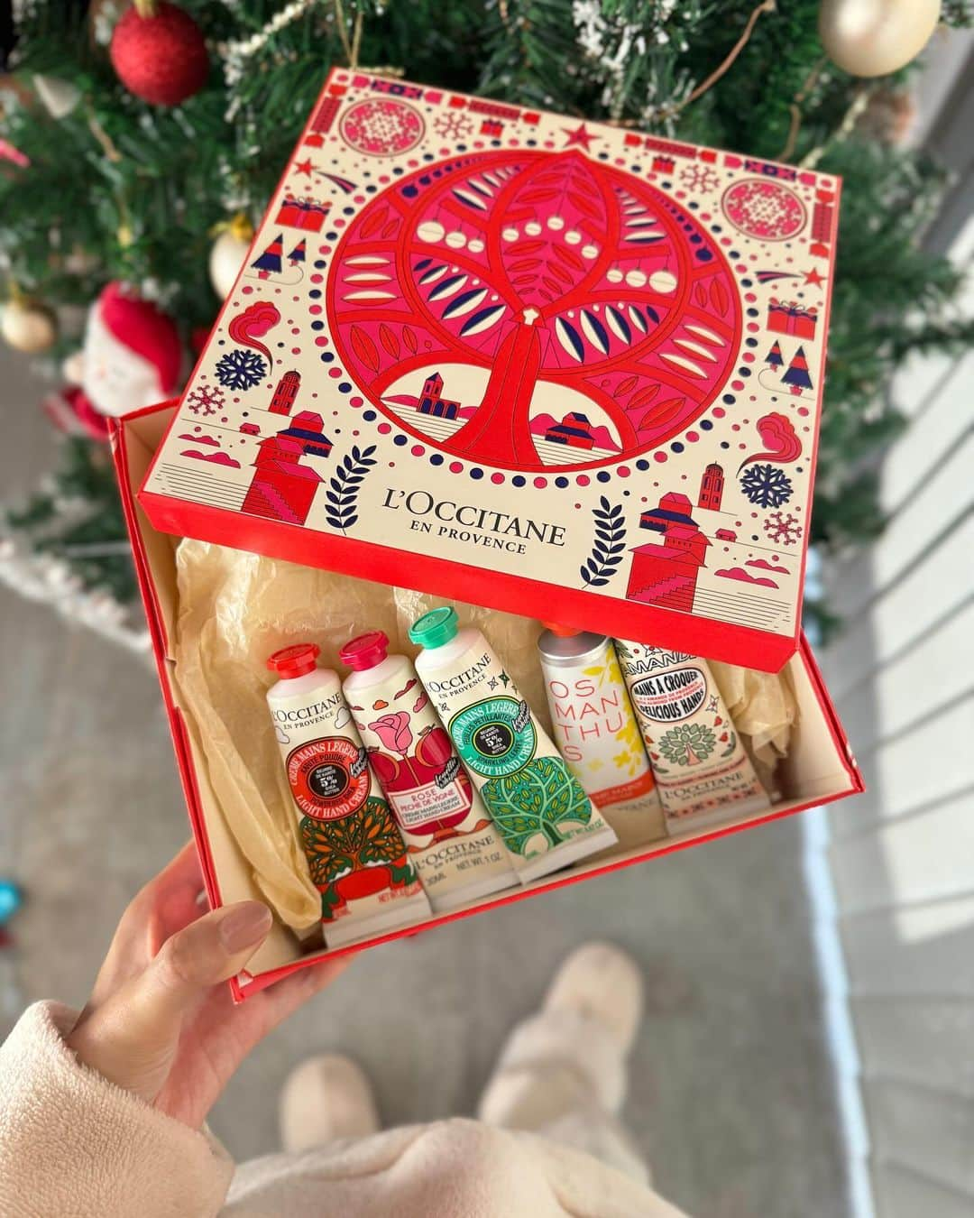 ᴱᴸᵞのインスタグラム：「🤍 少しずつクリスマスの準備🌲🎁  今年はお友達や家族などを 我が家に招いてクリスマスを過ごす予定なので @loccitane_jp のハンドクリームセットを。  いくつ持っていてもこの時期重宝するハンドクリームは 性別や年齢問わず使って貰えるので ちょっとしたプレゼントにぴったり！  #loccitanepr #JOYwithloccitane  #ロクシタン #クリスマスコフレ #クリスマスギフト」