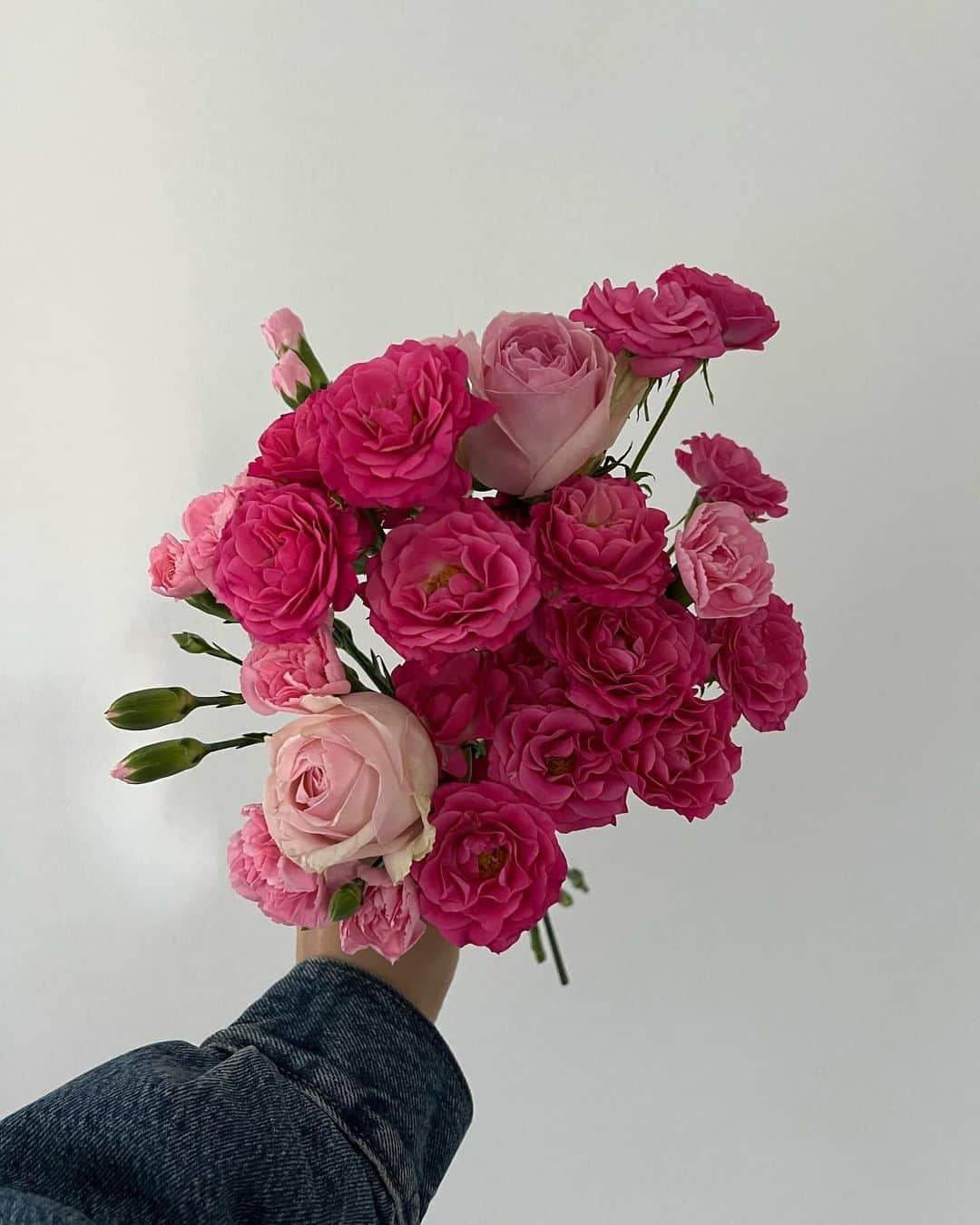zussaのインスタグラム：「最近のイロイロ。  誰かを想って、花を束ねる時間が好き。🌹」