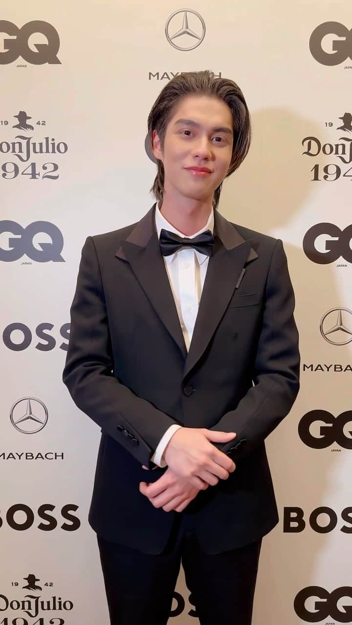 WWDジャパンのインスタグラム：「【イベント取材】メンズファッション・ライフスタイル誌「GQ JAPAN」が各分野において活躍をした人を称えるアワード 「GQ MEN OF THE YEAR 2023」を今年も発表しました。  ベスト・アジアン・エンターテイナー賞を受賞したタイ出身の俳優ブライトに、受賞の感想と今後挑戦したいことについて聞きました。 #GQJAPAN #GQJP_MOTY #GQMOTY #BRIGHT#ไบร์ท」