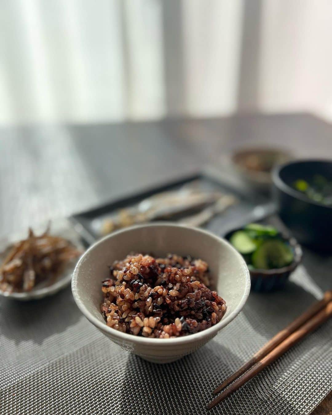 中野優香さんのインスタグラム写真 - (中野優香Instagram)「みんなお米食べてる？？🍚😊  ダイエットでお米を抜いたり、その逆でお米はしっかり食べなきゃと義務感で食べたり… これまで私も"炭水化物"というものに振り回されてきました🫠 でも食べたい時に食べていい🍚🙆 お米が食べたいならその時が食べる時！最近はそんなマインドになれてる！  玄米は大好きなんだけど炊くのがめんどくさかったり固くなっちゃったり😅 そんな私みたいなめんどくさがりにおすすめなのが金賞の一膳　金賞健康米！🌾  玄米や黒米、もち麦が手軽に食べられる！ レンジのみでふんわり柔らかい玄米が食べられるの最高😭 一食120グラムと食べ切りにちょうどいい量なのも嬉しい☺️  お米って美味しくて過食癖のある私は一気に炊くと全部食べちゃう😅だから食べ切りサイズってほんとに嬉しい🥹  #金賞の一膳#金賞健康米#玄米#黒米#もち麦#白米#お米#お米生活#お米大好き#過食改善#食事改善#モニター#金賞健康米パックライス#パックライス#amazon#アマゾン#ブラックフライデー#アマゾンプライム」11月28日 19時44分 - yuuka._.nakano