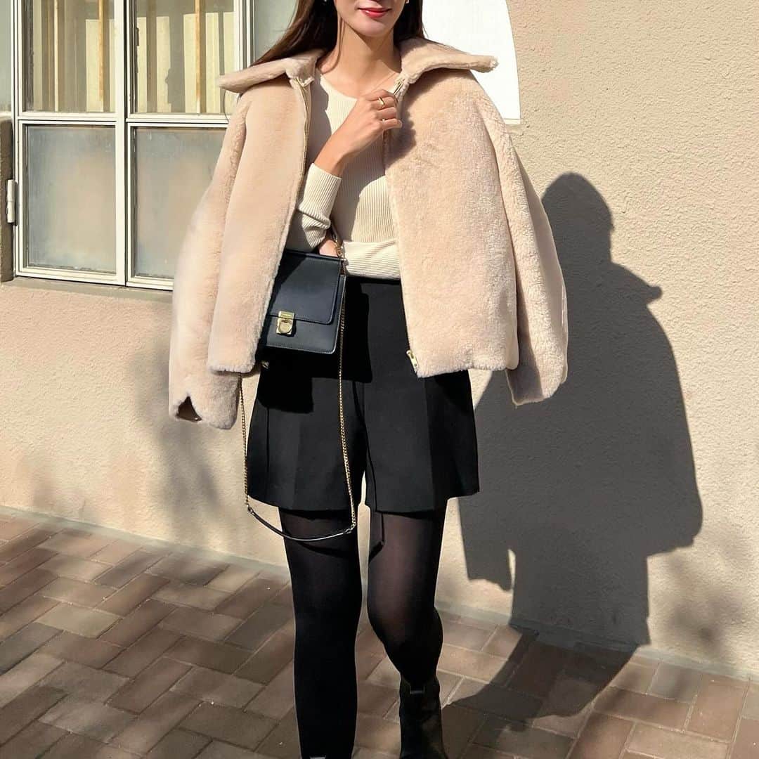 Nagiのインスタグラム：「寒くなってきたから @heve.jp のエコファージャケットをおろした🥰  形も可愛いんだけど 触り心地が良すぎる ずっと触ってたい❤️❤️  outer. #heve tops. #kobelettuce  bottom. #zara bag. #polene shoes. #bottegaveneta   #code#fashion#コーデ#ファッション」