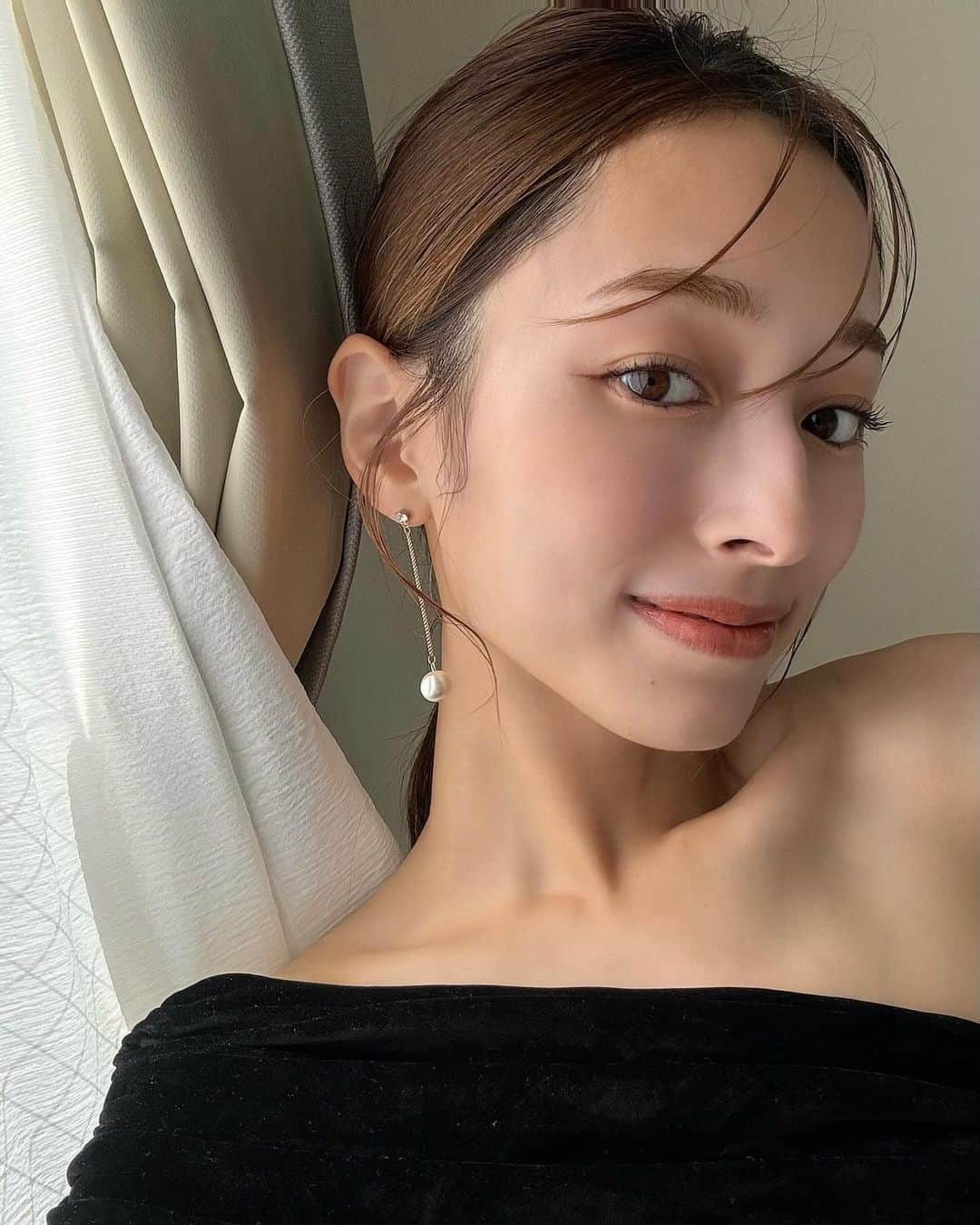 吉田理紗のインスタグラム：「友人の結婚式へ♡  シンプルなmakeの日こそ 肌のツヤを大事にしています。 (動画がわかりやすいから4枚目みてね🐈‍⬛)  そしてツヤには仕込みが大事。 私の仕込みに欠かせないのが @kaneboofficial のクリーム イン デイ。  こちら朝のスキンケアの仕上げに使う 朝クリームなんです。  こっくりしたテクスチャなのに伸びが良く 肌にスッと馴染む。  SPF20・PA+++なので 時間がない朝の送りの時なんかはこちらのみでも◎  乾燥が気になってくる今こそ取り入れてほしいアイテムです🤍  #PR #KANEBO #クリームインデイ #朝クリーム #スキンケア #ツヤ肌 #ツヤ肌メイク」