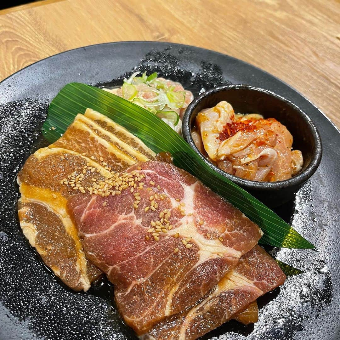 アンジェラ佐藤さんのインスタグラム写真 - (アンジェラ佐藤Instagram)「北海道ビール園のジンギスカン食べ飲み放題〜∠(ﾟДﾟ)/イェーイ  お酒はほぼ飲まず、ひたすら旨い肉をがぶ飲みｺﾞｸﾘ。   #北海道ビール園 #北海道郷土料理 #北海道ジンギスカン #北海道食べ飲み放題 ＊ご飯がお櫃で出てくるの素敵 ＊お店の雰囲気よくてオシャレ ＊禁酒中じゃなかったらビール飲みたかったわ ##北海道吃到飽 #北海道好吃 #ヒンナヒンナ @hokkaido_beergarden」11月28日 19時47分 - angela_satou