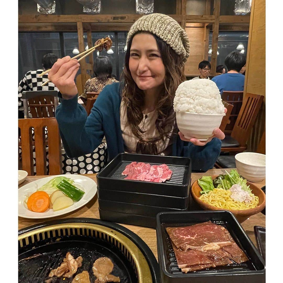 アンジェラ佐藤のインスタグラム：「北海道ビール園のジンギスカン食べ飲み放題〜∠(ﾟДﾟ)/イェーイ  お酒はほぼ飲まず、ひたすら旨い肉をがぶ飲みｺﾞｸﾘ。   #北海道ビール園 #北海道郷土料理 #北海道ジンギスカン #北海道食べ飲み放題 ＊ご飯がお櫃で出てくるの素敵 ＊お店の雰囲気よくてオシャレ ＊禁酒中じゃなかったらビール飲みたかったわ ##北海道吃到飽 #北海道好吃 #ヒンナヒンナ @hokkaido_beergarden」