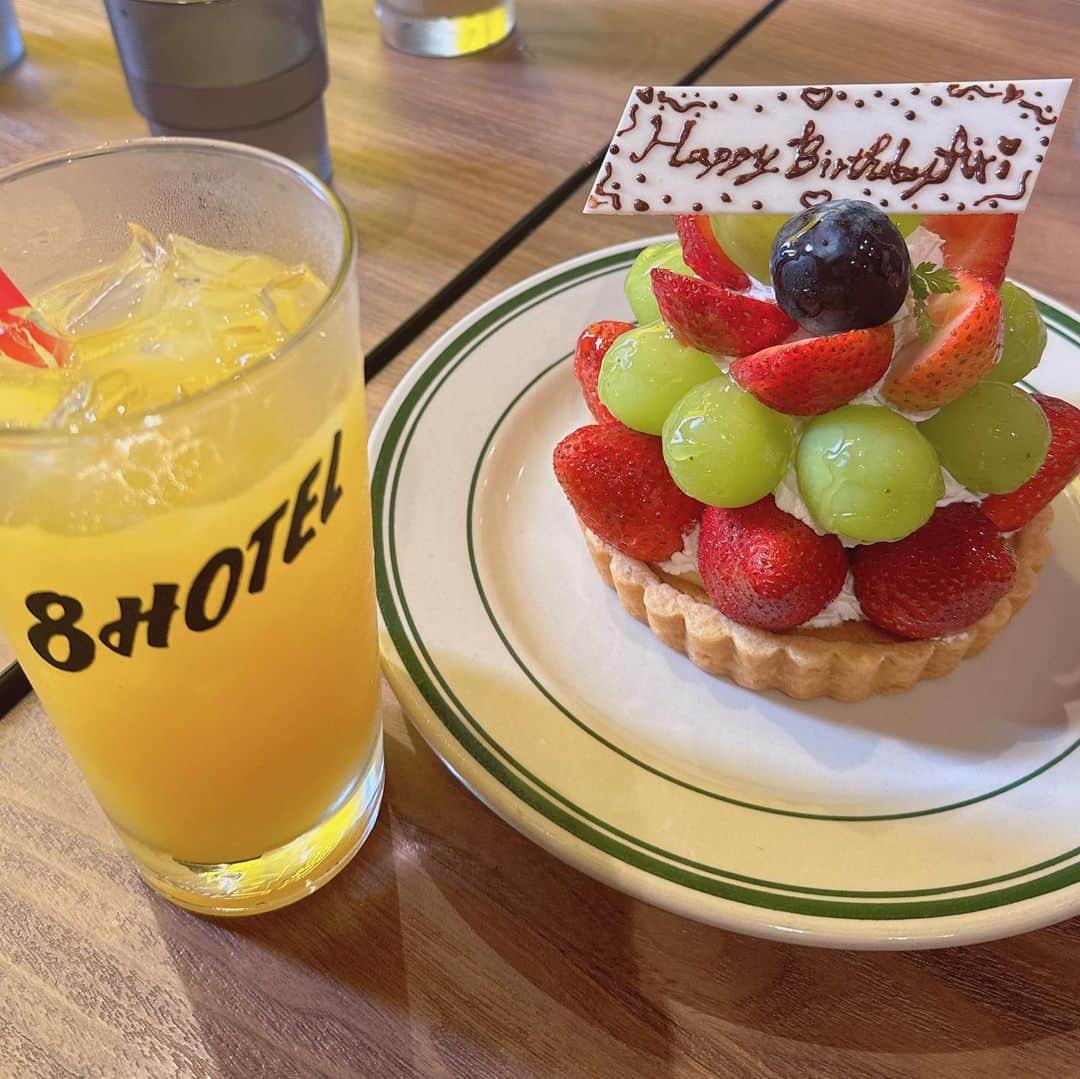 有村藍里のインスタグラム：「江ノ島プチ旅行⸝⋆⸝⋆ 藤沢の @8hotel_fujisawa ☁️ サウナと水風呂、プールが同じ空間に…！( ¨̮ )︎︎ プールでは想像以上に楽しんだよ…🪿  みんながサプライズでお祝いしてくれて🎂 嬉しかったしあわせ𓂃 𓈒𓏸  @mayumayu1008  @niki_sakino @saaya.xoxo ありがとう🤍  翌日に江ノ島へ遊びに行きました🚃 #8hotel #サウナ #スパ #8watercave」