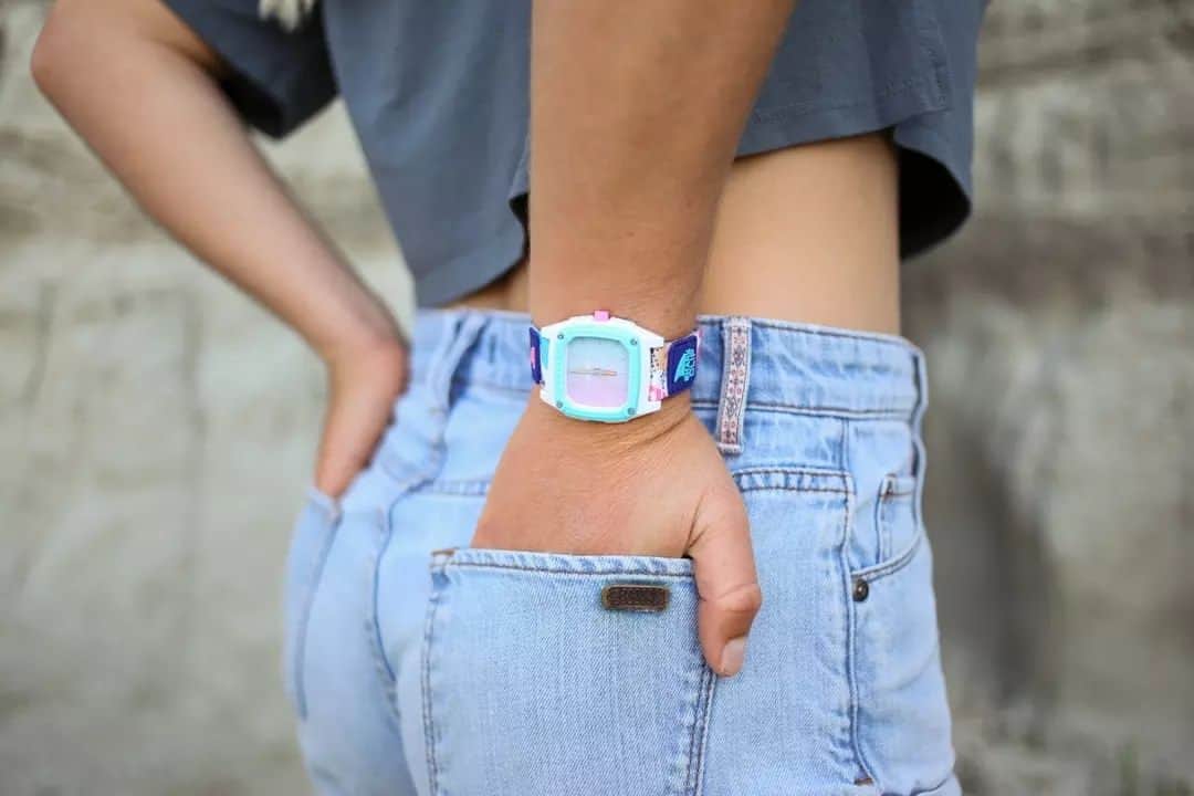 フリースタイルのインスタグラム：「📣 #CyberMonday deals just keep on giving! 🔥 Brighten up your days with this @freestylewatches style for ONLY $39! 🚨 Don't forget to sign up to our newsletter / txt alerts for more exclusive deals 🤙  🦈: #sharkwatch Analog Space Cadet 📷: @cienalennon x @caroline_markss  _ #myfreestylewatch #analogwatch #watches #sale #salealert #cybermondaydeals #surfstyle」