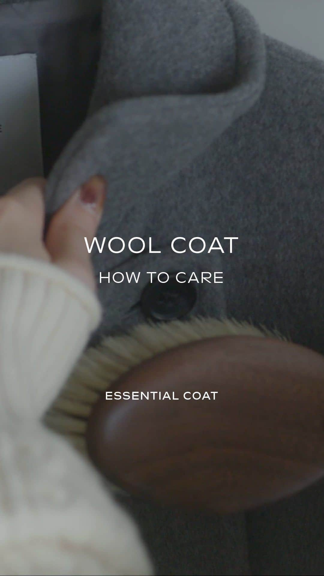 green label relaxingのインスタグラム：「WOOL COAT HOW TO CARE🧵 コートブラシを使ったお手入れを習慣にすると、ウール生地の美しさは、驚くほど長持ちします。コートをブラッシングするたびに、愛着が増してゆきます♡   ▼STEP 1 コートをハンガーにかけてブラッシング   ▼STEP 2 ブラシの毛先をコートにそっと当てる   ▼STEP 3 ウールの毛並みに沿って優しく   ▼STEP 4 上から下へブラシを動かす   ブラッシングの後は、厚みのあるハンガーにかけ、直射日光を避けて保管するのがおすすめです。シーズン中は、週に一度クローゼットを換気してください🍃     グリーンレーベル リラクシングでは、大正 14 年創業のブラシメーカー「Shoji Works」の専用ブラシをお取り扱いしています。 🏷CLOTHES BRUSH ¥4,290(税込) No.35495990060     ーーーーーーーーーー   ESSENTIAL COAT "ずっと使えるいいもの"を   こだわりのコートを紹介するSPECIAL WEB CONTENTSを公開しています。   ーーーーーーーーーー   #greenlabelrelaxing #グリーンレーベルリラクシング #ESSENTIALCOAT #コートのケア方法 #洋服ブラシ #お洋服ブラシ #HOWTO動画 #ワンオブマイン #SPINTOコート #SENTDALEWOOL #アウター #コート #アウターコーデ #コートコーデ #ショートコート  #ロングコート #ダッフルコート #チェースターコート #スタンドカラーコート #ビッグカラーコート #カジュアルコーデ #大人カジュアル #きれいめカジュアル #きれいめコーデ #冬コート  #冬アウター #お出かけコーデ #デートコーデ #大人コーデ #ワードローブ」