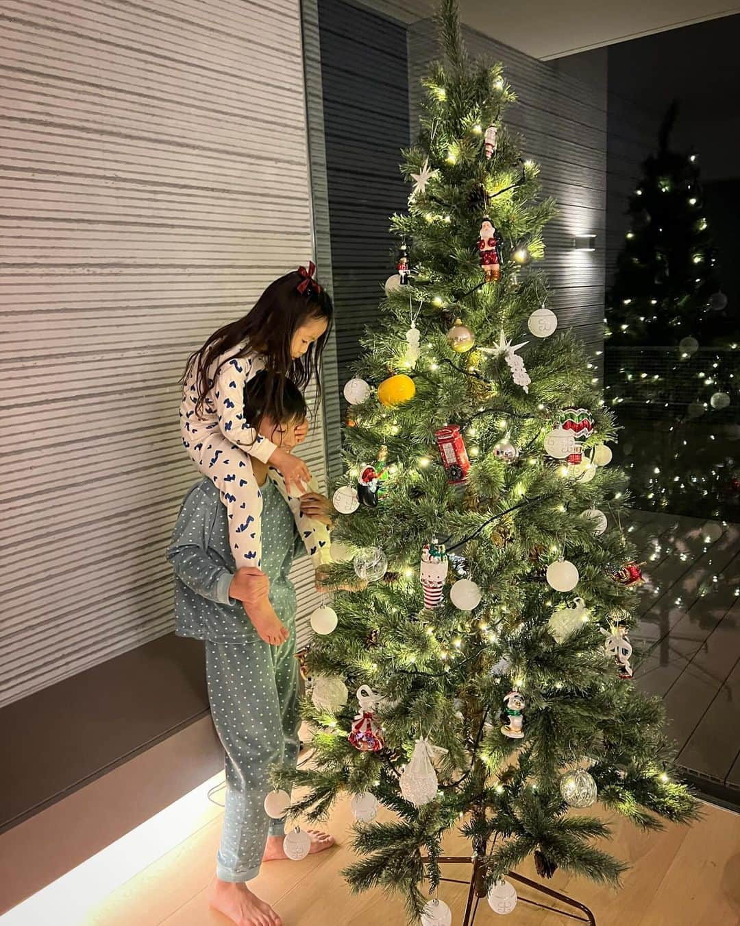 ayu kagawaさんのインスタグラム写真 - (ayu kagawaInstagram)「我が家もようやくクリスマスツリー出せた🎄🩷  子供達が2人で協力しながらあーだこーだ言いながら(すぐ遊んじゃって脱線しちゃうけど)その姿が可愛くて何気ないこの時間がなんだかすごく幸せだった🥹🎄💘  クリスマスツリーを飾って準備をするとクリスマスが待ち遠しくなるね🎅🏻🎄  もう少しオーナメントも足したいな🎅🏻🦌❄️  #christmastree」11月28日 10時53分 - ayuyunyun