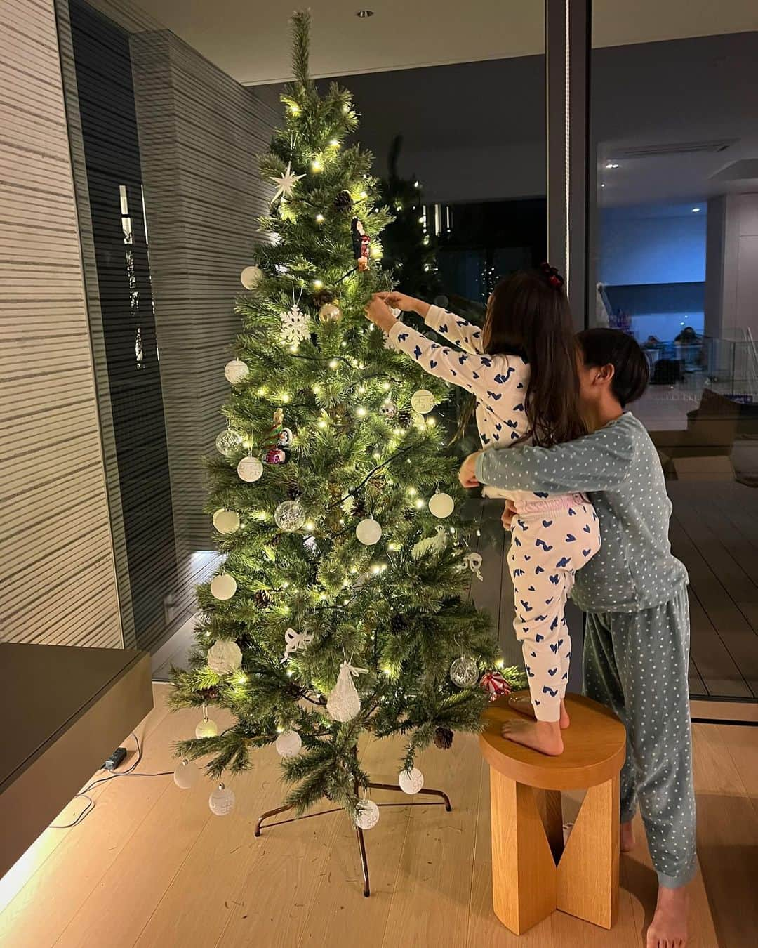 ayu kagawaさんのインスタグラム写真 - (ayu kagawaInstagram)「我が家もようやくクリスマスツリー出せた🎄🩷  子供達が2人で協力しながらあーだこーだ言いながら(すぐ遊んじゃって脱線しちゃうけど)その姿が可愛くて何気ないこの時間がなんだかすごく幸せだった🥹🎄💘  クリスマスツリーを飾って準備をするとクリスマスが待ち遠しくなるね🎅🏻🎄  もう少しオーナメントも足したいな🎅🏻🦌❄️  #christmastree」11月28日 10時53分 - ayuyunyun