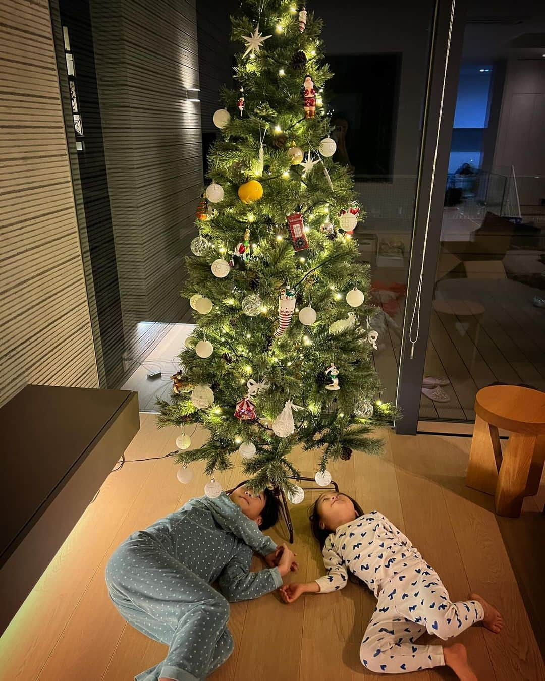 ayu kagawaさんのインスタグラム写真 - (ayu kagawaInstagram)「我が家もようやくクリスマスツリー出せた🎄🩷  子供達が2人で協力しながらあーだこーだ言いながら(すぐ遊んじゃって脱線しちゃうけど)その姿が可愛くて何気ないこの時間がなんだかすごく幸せだった🥹🎄💘  クリスマスツリーを飾って準備をするとクリスマスが待ち遠しくなるね🎅🏻🎄  もう少しオーナメントも足したいな🎅🏻🦌❄️  #christmastree」11月28日 10時53分 - ayuyunyun