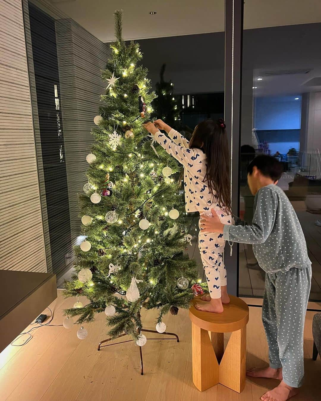 ayu kagawaさんのインスタグラム写真 - (ayu kagawaInstagram)「我が家もようやくクリスマスツリー出せた🎄🩷  子供達が2人で協力しながらあーだこーだ言いながら(すぐ遊んじゃって脱線しちゃうけど)その姿が可愛くて何気ないこの時間がなんだかすごく幸せだった🥹🎄💘  クリスマスツリーを飾って準備をするとクリスマスが待ち遠しくなるね🎅🏻🎄  もう少しオーナメントも足したいな🎅🏻🦌❄️  #christmastree」11月28日 10時53分 - ayuyunyun