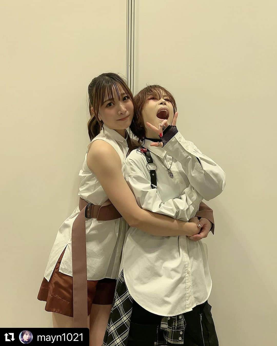 ナノさんのインスタグラム写真 - (ナノInstagram)「#Repost @mayn1021 with @use.repost ・・・ AFA Sinpapore🇸🇬 NANOさん🥰  ナノさんを前にするといつも乙女になる。おとめいん。  本番の準備もあったけど、ギリッギリまで観れた。観たかったから🥹 どの曲もカッコよくて、でも最初の大衝撃がNo pain,No gameでこの曲マジで死ぬほど聴いてたから久しぶりに生で聴けて感動しすぎた。高まりすぎた。  動きすぎて声出しすぎて身体あったまってその後の自分のルーティンのアップ簡略化できたくらい。爆笑  出会って10年くらい？ 久しぶりにナノさんのステージ生で観れて、やっぱり10年走り続けられてる人のステージだなって思った。  魅力的な人のライブは必ずステージで生きている。戦うエネルギーがある。そして愛がある。  mcも歌も ぜんぶぜんぶ最高だった。  らぶなの🥹  ナノさんもMay'nのステージみてくださってたよ ライト振ってくれてたのみえた...😌  らぶなの.....🥹  しかも空港でラブレターくれた💌  らぶなの.........🥺  #NANO #Mayn #afasg23 #afasg #singapore #おとめいん #腕がマッチョなおとめいん」11月28日 10時55分 - nanonano_me