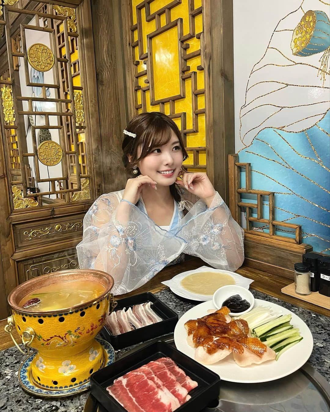 YOUKORINさんのインスタグラム写真 - (YOUKORINInstagram)「中国旅行🇨🇳 って言えそうな本確中華のお店 @saikou0614   火鍋のランチをしてきたよっ❣️ 北京ダックも美味しかった🥹 漢服もレンタル出来て 衣装のまま料理が食べれちゃう🫢  お店が広くてどの席でも 映えちゃう😳✨  漢服着る機会もなかなか無いので おすすめっ💓  📍 神奈川県横浜市中区伊勢佐木町1-6-5-3F亀楽ビル  #PR#中華料理火鍋菜羹 #菜羹 #関内グルメ #関内ディナー #関内ランチ #関内火鍋 #関内中華 #横浜中華 #横浜#横浜ランチ」11月28日 11時14分 - xxy0uc0riinxx