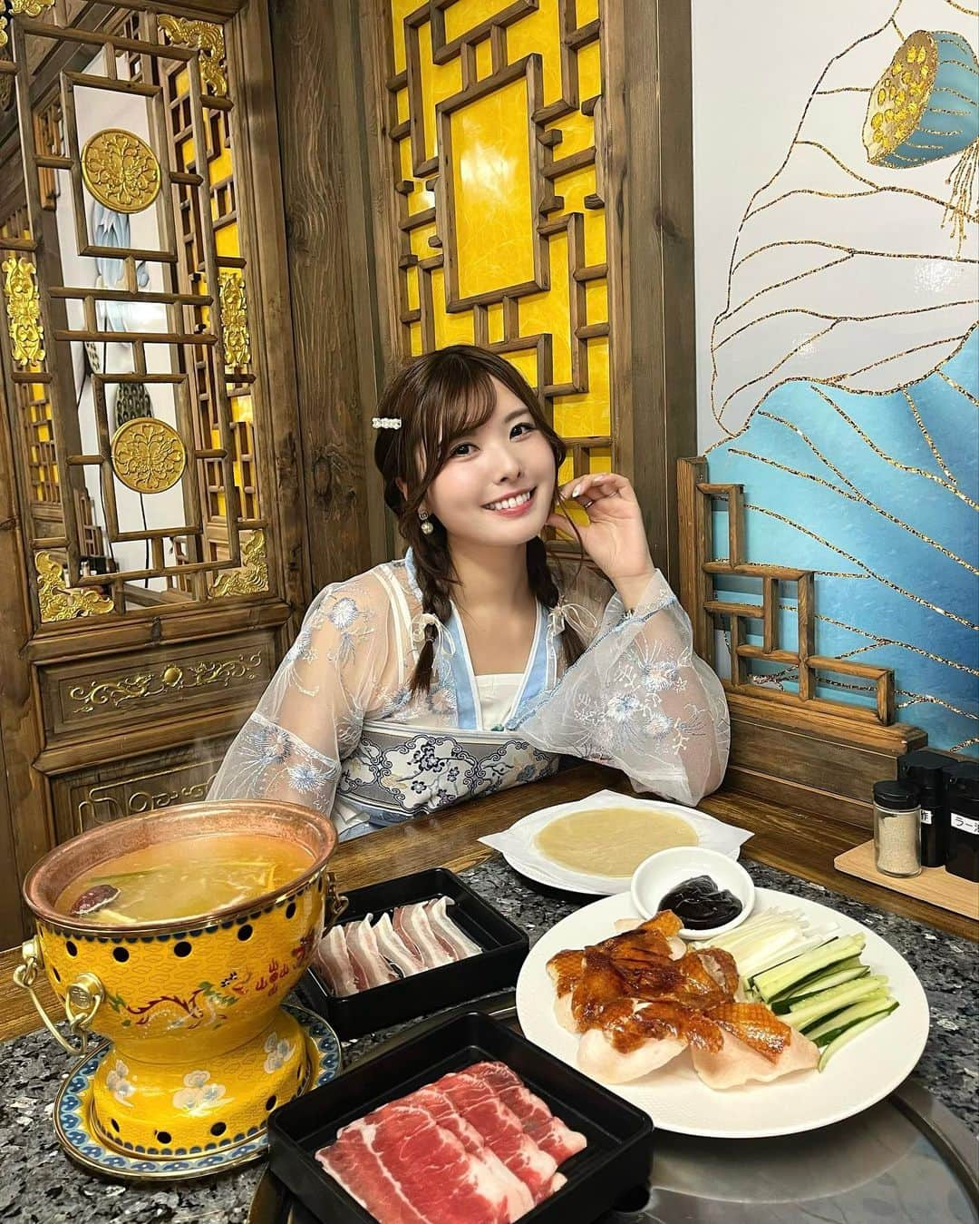 YOUKORINさんのインスタグラム写真 - (YOUKORINInstagram)「中国旅行🇨🇳 って言えそうな本確中華のお店 @saikou0614   火鍋のランチをしてきたよっ❣️ 北京ダックも美味しかった🥹 漢服もレンタル出来て 衣装のまま料理が食べれちゃう🫢  お店が広くてどの席でも 映えちゃう😳✨  漢服着る機会もなかなか無いので おすすめっ💓  📍 神奈川県横浜市中区伊勢佐木町1-6-5-3F亀楽ビル  #PR#中華料理火鍋菜羹 #菜羹 #関内グルメ #関内ディナー #関内ランチ #関内火鍋 #関内中華 #横浜中華 #横浜#横浜ランチ」11月28日 11時14分 - xxy0uc0riinxx