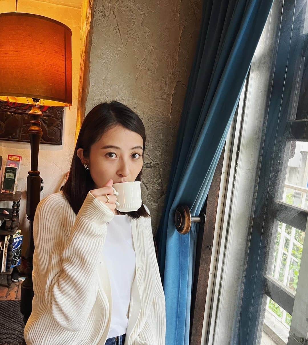 日比麻音子のインスタグラム：「あら、 もう年末、 見えてきました。  一気に寒くなりましたね〜❄︎  書き留めたいこと、 書き留めておかねばならないことが たくさんあるのに 時は、無常に走り去ります。  焦りがちな時こそ、ひとつひとつ丁寧に、 わたしなりのスピードでいきたいものです。  飲んでいるのは、 カフェラテです☕︎  #カフェより喫茶店派」