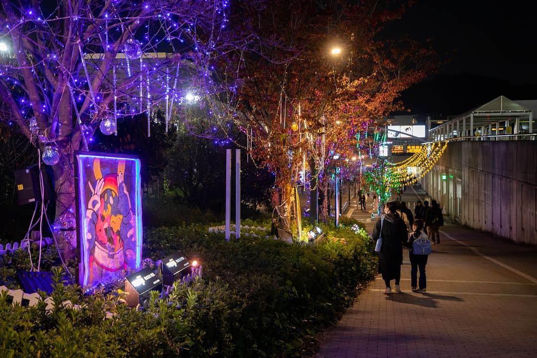 東京造形大学 Tokyo Zokei Universityさんのインスタグラム写真 - (東京造形大学 Tokyo Zokei UniversityInstagram)「_ 八王子みなみ野駅 駅前広場でのイルミネーションが、点灯中です✨  本年度もデザイン学科メディアデザイン専攻領域の学生の皆さんが制作・設置を担当しました🌙  今年のテーマは「UMA」です👾🐲 12本の樹木にUMAをモチーフにしたキャラクターが装飾されています🌌 お気に入りのUMAを見つけてみてください❗  点灯は来年1/12まで続きます。 お近くにお出かけの際は、ぜひご覧ください✨  #東京造形大学 #アート #美術 #デザイン #美術大学 #大学 #美大 #メディアデザイン  #イルミネーション #八王子 #八王子みなみ野駅 #横浜線 #空間演出 #tokyozokeiuniversity #arts #design #artuniversity #mediadesign #illumination #hachioji #uma」11月28日 11時11分 - tokyo_zokei_univ_official