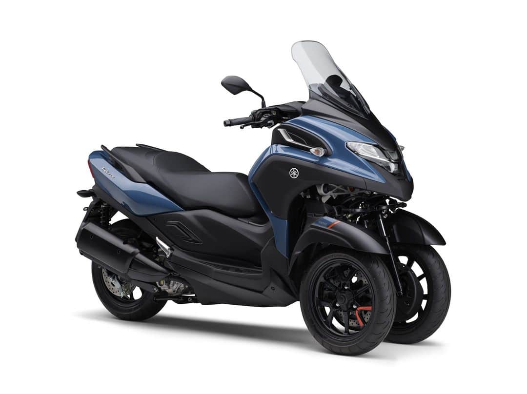 ヤマハ バイクさんのインスタグラム写真 - (ヤマハ バイクInstagram)「ヤマハ発動機株式会社は、LMWを用いたフロント2輪の300ccコミューター「TRICITY（トリシティ）300 ABS」をマイナーチェンジし、12月15日に発売します。  2020年9月の発売以来初めてとなる今回の変更では、エンジン性能を維持しながら、平成32年排出ガス規制に適合させました。 また、カラーリングとグラフィックも一新。新色は3色で、"グレーイッシュブルー"は、街並みに映えるカラーです。フロントフェンダーやホイールにアクセントとしてビビッドなオレンジを加えることで、スニーカーのようなファッションアイテムとしての楽しさを提案します。"マットベージュ"は、街中はもちろん、自然の中にも馴染むカラーで、トレッキングやキャンプなどのアウトドアシーンでも役立つLMWのポテンシャルを表現しました。"マットグレー"は、通勤・通学などのデイリーユースから週末のツーリングまで、用途を選ばないカラーです。  「TRICITY300」は、"The Smartest Commuting Way"をコンセプトに開発。旋回時の優れた安定感や自然なハンドリングを生み出すLMWテクノロジーとパワフルで環境性能に優れる"BLUE CORE (ブルーコア) "エンジンを組み合わせることで、都市部でのコミューティングに安心感や快適性をもたらします。 さらに、停車時や押し歩き時に車体の傾きを制限し、自立をサポートする「スタンディングアシスト」を採用し、利便性と快適性に優れています。  #YAMAHAが美しい #RevsyourHeart #Yamaha #TRICITY300 #トリシティ300 #yamahatricity300 #LMW #newmotorcycle」11月28日 11時17分 - yamaha_bike