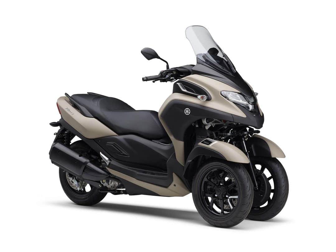 ヤマハ バイクさんのインスタグラム写真 - (ヤマハ バイクInstagram)「ヤマハ発動機株式会社は、LMWを用いたフロント2輪の300ccコミューター「TRICITY（トリシティ）300 ABS」をマイナーチェンジし、12月15日に発売します。  2020年9月の発売以来初めてとなる今回の変更では、エンジン性能を維持しながら、平成32年排出ガス規制に適合させました。 また、カラーリングとグラフィックも一新。新色は3色で、"グレーイッシュブルー"は、街並みに映えるカラーです。フロントフェンダーやホイールにアクセントとしてビビッドなオレンジを加えることで、スニーカーのようなファッションアイテムとしての楽しさを提案します。"マットベージュ"は、街中はもちろん、自然の中にも馴染むカラーで、トレッキングやキャンプなどのアウトドアシーンでも役立つLMWのポテンシャルを表現しました。"マットグレー"は、通勤・通学などのデイリーユースから週末のツーリングまで、用途を選ばないカラーです。  「TRICITY300」は、"The Smartest Commuting Way"をコンセプトに開発。旋回時の優れた安定感や自然なハンドリングを生み出すLMWテクノロジーとパワフルで環境性能に優れる"BLUE CORE (ブルーコア) "エンジンを組み合わせることで、都市部でのコミューティングに安心感や快適性をもたらします。 さらに、停車時や押し歩き時に車体の傾きを制限し、自立をサポートする「スタンディングアシスト」を採用し、利便性と快適性に優れています。  #YAMAHAが美しい #RevsyourHeart #Yamaha #TRICITY300 #トリシティ300 #yamahatricity300 #LMW #newmotorcycle」11月28日 11時17分 - yamaha_bike