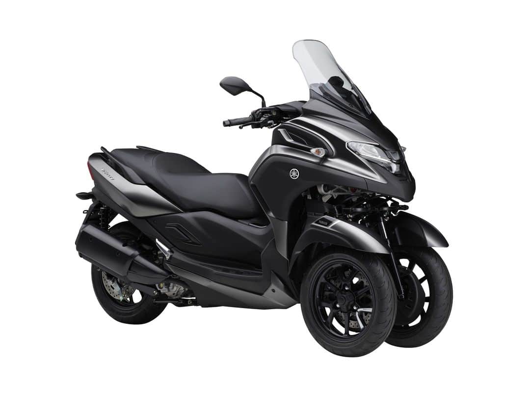 ヤマハ バイクさんのインスタグラム写真 - (ヤマハ バイクInstagram)「ヤマハ発動機株式会社は、LMWを用いたフロント2輪の300ccコミューター「TRICITY（トリシティ）300 ABS」をマイナーチェンジし、12月15日に発売します。  2020年9月の発売以来初めてとなる今回の変更では、エンジン性能を維持しながら、平成32年排出ガス規制に適合させました。 また、カラーリングとグラフィックも一新。新色は3色で、"グレーイッシュブルー"は、街並みに映えるカラーです。フロントフェンダーやホイールにアクセントとしてビビッドなオレンジを加えることで、スニーカーのようなファッションアイテムとしての楽しさを提案します。"マットベージュ"は、街中はもちろん、自然の中にも馴染むカラーで、トレッキングやキャンプなどのアウトドアシーンでも役立つLMWのポテンシャルを表現しました。"マットグレー"は、通勤・通学などのデイリーユースから週末のツーリングまで、用途を選ばないカラーです。  「TRICITY300」は、"The Smartest Commuting Way"をコンセプトに開発。旋回時の優れた安定感や自然なハンドリングを生み出すLMWテクノロジーとパワフルで環境性能に優れる"BLUE CORE (ブルーコア) "エンジンを組み合わせることで、都市部でのコミューティングに安心感や快適性をもたらします。 さらに、停車時や押し歩き時に車体の傾きを制限し、自立をサポートする「スタンディングアシスト」を採用し、利便性と快適性に優れています。  #YAMAHAが美しい #RevsyourHeart #Yamaha #TRICITY300 #トリシティ300 #yamahatricity300 #LMW #newmotorcycle」11月28日 11時17分 - yamaha_bike