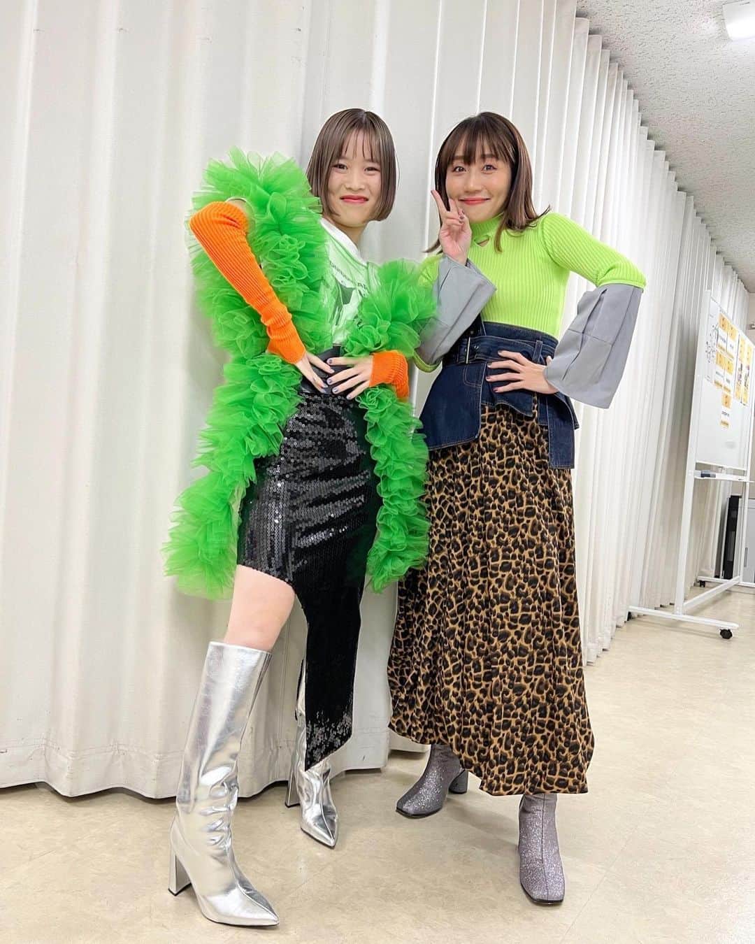 矢井田瞳のインスタグラム：「衣装の色味がリンクしたReiちゃんと私。 なんだか少し戦隊ヒーロー感があって嬉しかった🫡💕  cuteでrockなReiちゃんと、また音楽で楽しいことができますように🎸  @guita_rei」