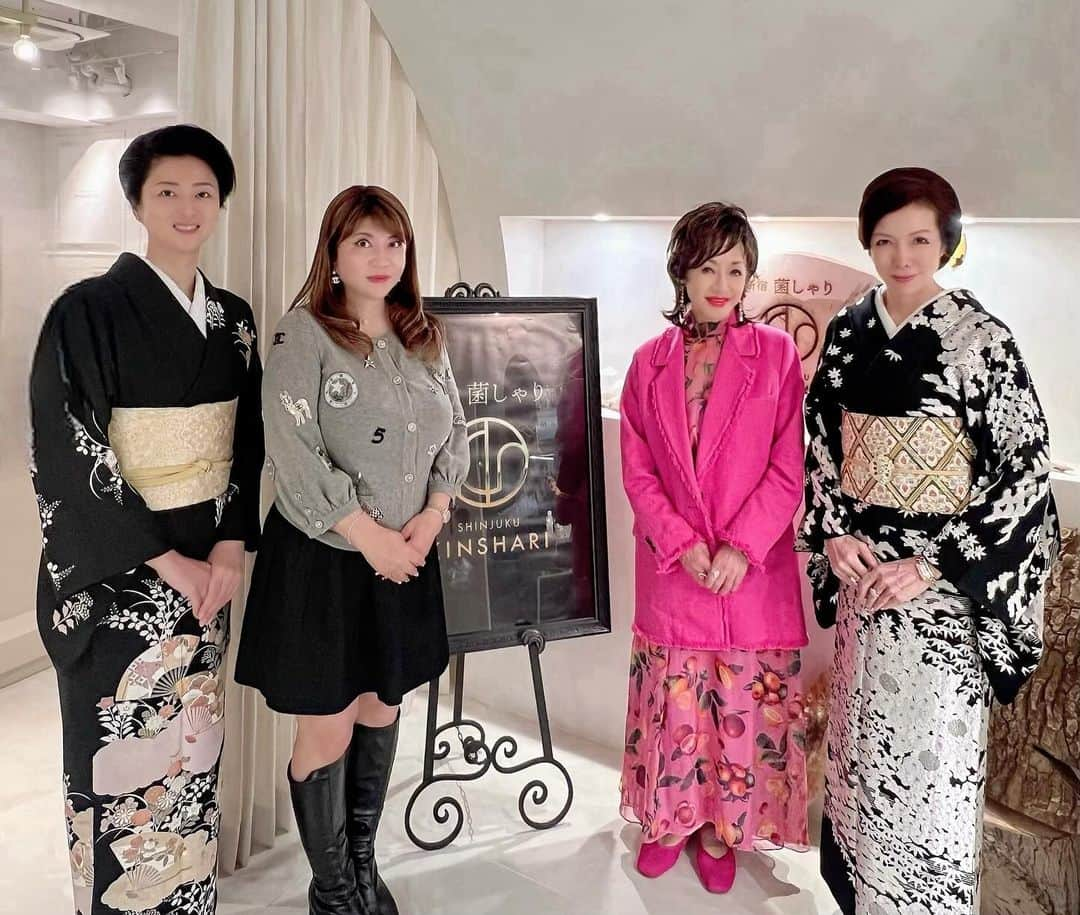 南美希子さんのインスタグラム写真 - (南美希子Instagram)「仲良しシスターズの次女・由美ママこと由美さんのお誘いで三女の田原敦子さん、まゆさんにもお付き合い頂き、11月7日にオープンした「菌活×腸活」をテーマにした「キノコ&野菜しゃぶしゃぶ」を提供する【新宿 菌しゃり】に行ってきました。 美肌・腸活・免疫力アップに威力を発揮してくれそうなキノコを素敵な空間で目一杯頂ける女子会に最適のお店です。 https://kin-shari.jp/ #銀座菌しゃり #プロラボホールディングス」11月28日 11時20分 - mikiko_minami