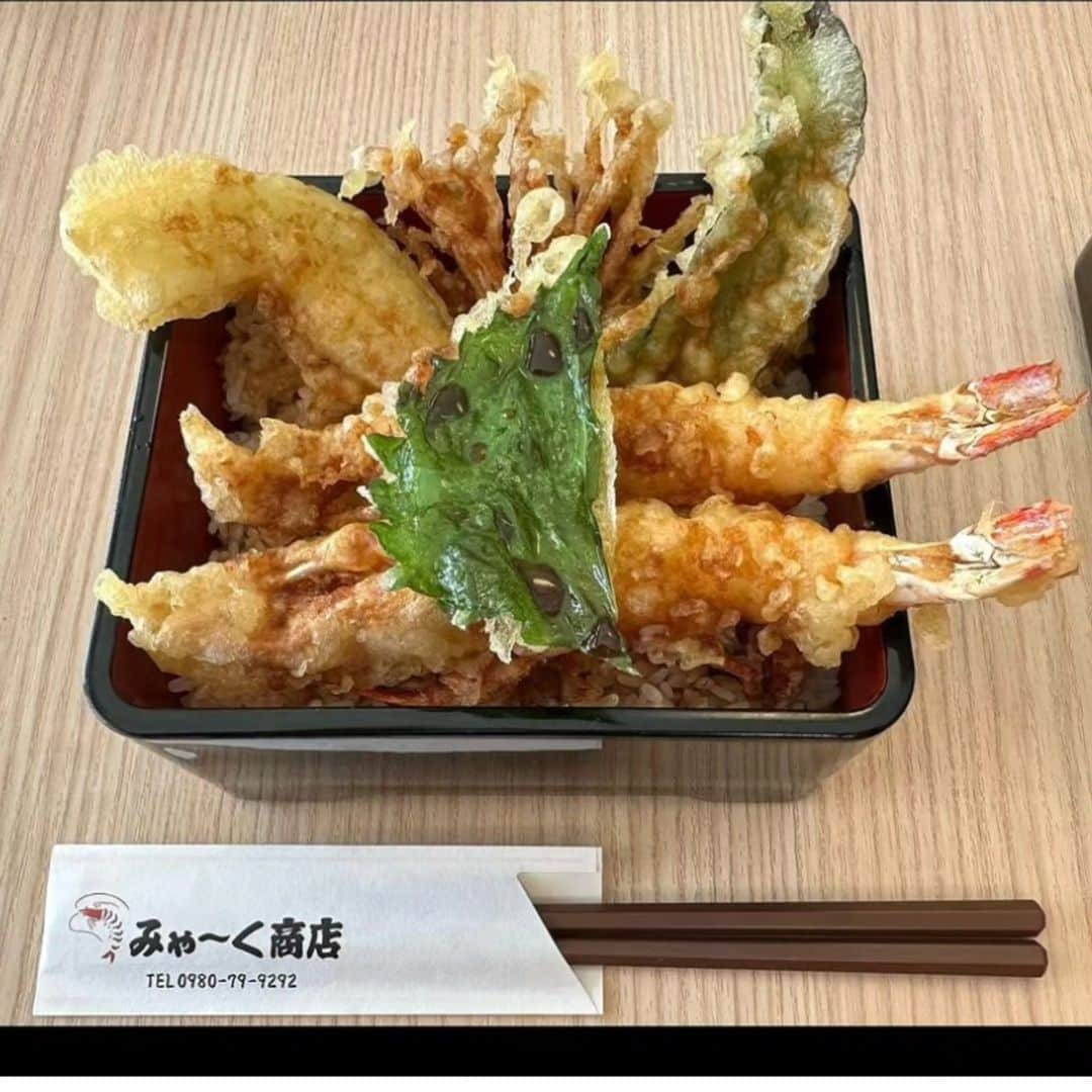 森末慎二さんのインスタグラム写真 - (森末慎二Instagram)「🦐みゃーく商店です。  昨日寒かった東京から帰って来ました。暖かい？暑い？宮古島です。今日からお店に出てます。今日は通常通りの営業です。皆さんのお越しお待ちしています🙇⤵️  今日の宮古島は晴れ☀気温24度です。風も少し落ち着いてポカポカ陽気の宮古島です。  お店電話番号  0980-79-9292 田中店長　070-8429-7387 お昼ランチはオープン11:30〜14:30ラストオーダー15:00です。夜の🏮居酒屋は17:30から21:00です。予約のお電話お待ちしています。「定休日は水曜日、木曜日です。」日曜日はランチのみの営業です。#みゃーく商店  #宮古島 #天丼 #宮古島野菜 #宮古島ランチ #宮古島グルメ #車海老 #グルクンの天ぷら #宮古島ごはん #宮古島天丼 #宮古島海老天丼 #沖縄天丼 #海老天丼 #海老 #島食材 #沖縄宮古島 #沖縄 #パパイアの天ぷら   #車海老天丼  #okinawa #居酒屋#miyakojima #森末慎二 #morisue shinji #TUBE #前田亘輝 #BEGIN  #サザンオールスターズ  #松田弘」11月28日 11時26分 - morisue_shinji