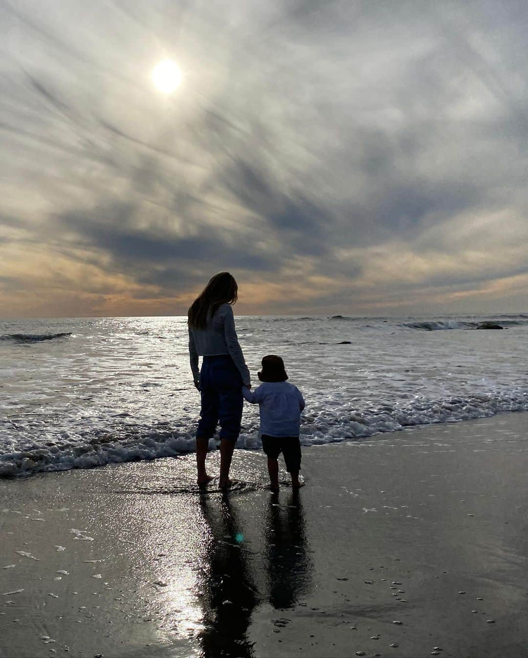 エリー・ゴールディングのインスタグラム：「Cali has been good to me. 🌊 🌻🌞✨」