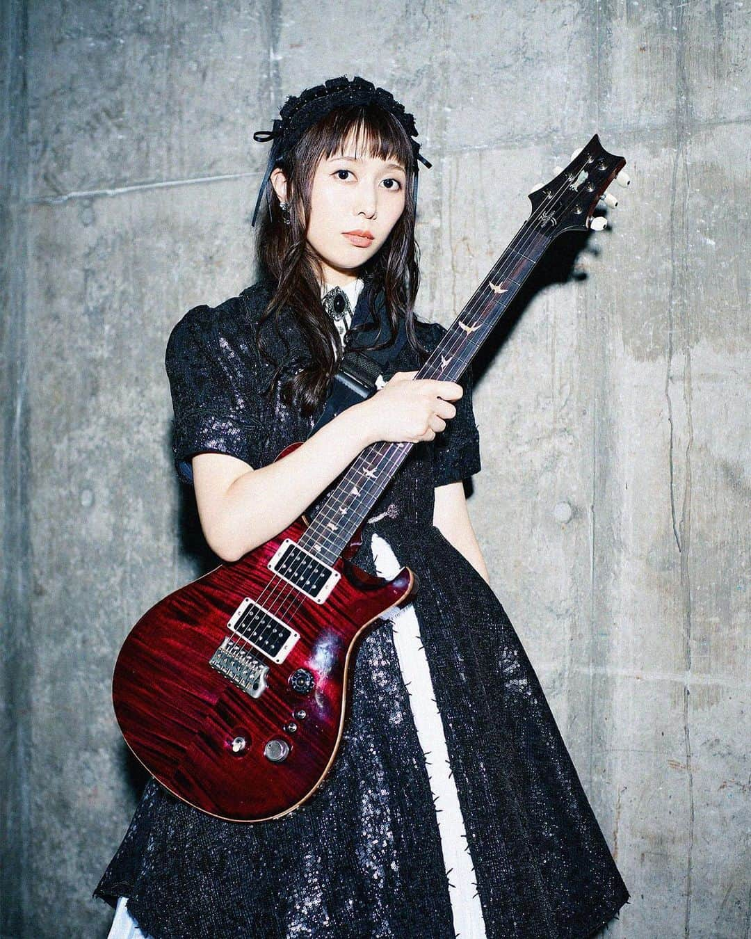 遠乃歌波さんのインスタグラム写真 - (遠乃歌波Instagram)「新しいアーティスト写真です！  #bandmaid #prsguitar #custom24」11月28日 11時28分 - kanami_bandmaid