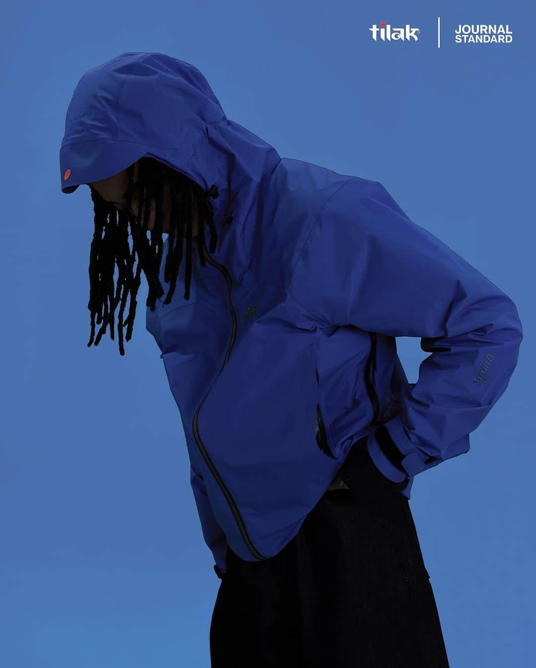 JOURNAL STANDARDのインスタグラム：「【Tilak × JOURNAL STANDARD 】 Storm Jacket GORE-TEX (R) PRO 2023awでパターンをアップデートされたTilakのマスターピース〈Storm Jacket〉。 肩から首元、フードにかけ立体的なパターンでアクティビティー時もストレスなく体にフィットする。 Tilak GORE-TEXラインナップの中で数少ない腰部分にハンドフロントポケットを持つスタンダードなパターンのジャケット。  本作は、通常はGORE-TEX(R) PERFORMANCEシェル3Layerを採用しているところ、 透湿性や耐久性の高い"GORE-TEX(R) Pro3Layer"を採用し、より質実剛健な一着となっている。 ———————————————————— Photo_ Shinnosuke Banjo Hair&Make-up_ Masaaki Murai Model_ ZEN (NUMBER EIGHT)、 Kai ———————————————————— #2023aw #journalstandard #baycrews #fashion #journalstandardmens #journalstandardladies #ジャーナルスタンダード #hikercore #gorpcore」