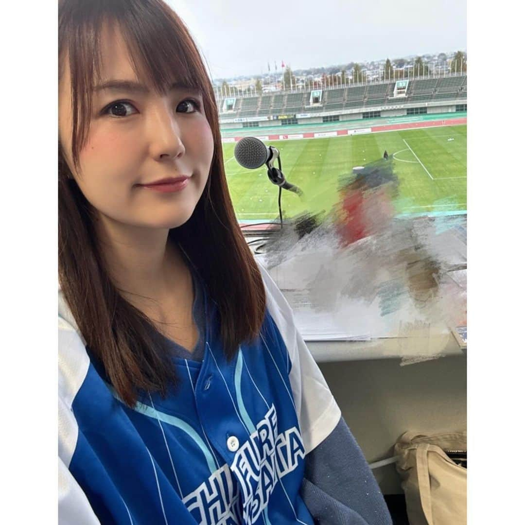 舘谷春香さんのインスタグラム写真 - (舘谷春香Instagram)「WEリーグ第4節 ちふれASエルフェン埼玉vsセレッソ大阪ヤンマーレディース　0-1 残念ながら負けてしまいました🥲  次節はアウェーでベレーザ戦！ 新グッズのベースボールシャツとても可愛い！ ブランケットもとても可愛いです💙🤍💙  寒いなかたくさんの応援ありがとうございました！ 次のホームは12/23(土)！ 引き続き応援よろしくお願いします！  #ちふれASエルフェン埼玉 #ちふれ #エルフェン #WEリーグ #セレッソ大阪ヤンマーレディース #セレッソ大阪 #女子サッカー #サッカー女子 #スタジアムDJ #スタジアムMC #アナウンサー #サッカー #soccer #football #サッカー好きな人と繋がりたい」11月28日 11時41分 - tty0250hrk