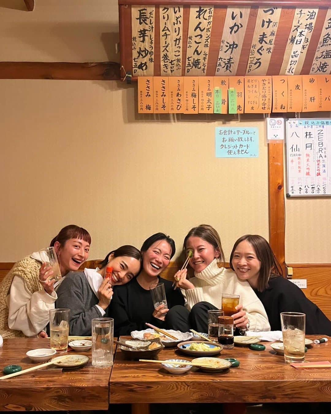 春名亜美のインスタグラム：「母だけの忘年会🍻  この忙しいメンバーが急遽突然、子なしで集まれた奇跡💫  @emilybluejewelry0220  @mami_ishioka @sonekana  @miho_cocoa   何話したか、もはやあんまり覚えてないけど、とにかく楽しくて楽しくて、途中お手洗い行った時の目尻のシワにギョッとしたのははっきりと覚えてる😂  こんなに最高の素敵な人達と出会えて、私は本当に幸せです🍀  そして、おみほが予約してくれたこのお店がまた何から何まで最っっっ高だった🏮 (でも今月で閉店しちゃうんだって🥹)  美味しい食事と大好きな人達との楽しい時間⏳  いよいよ本当に年末感ですね🎄  #忘年会  #やきとりみこし」