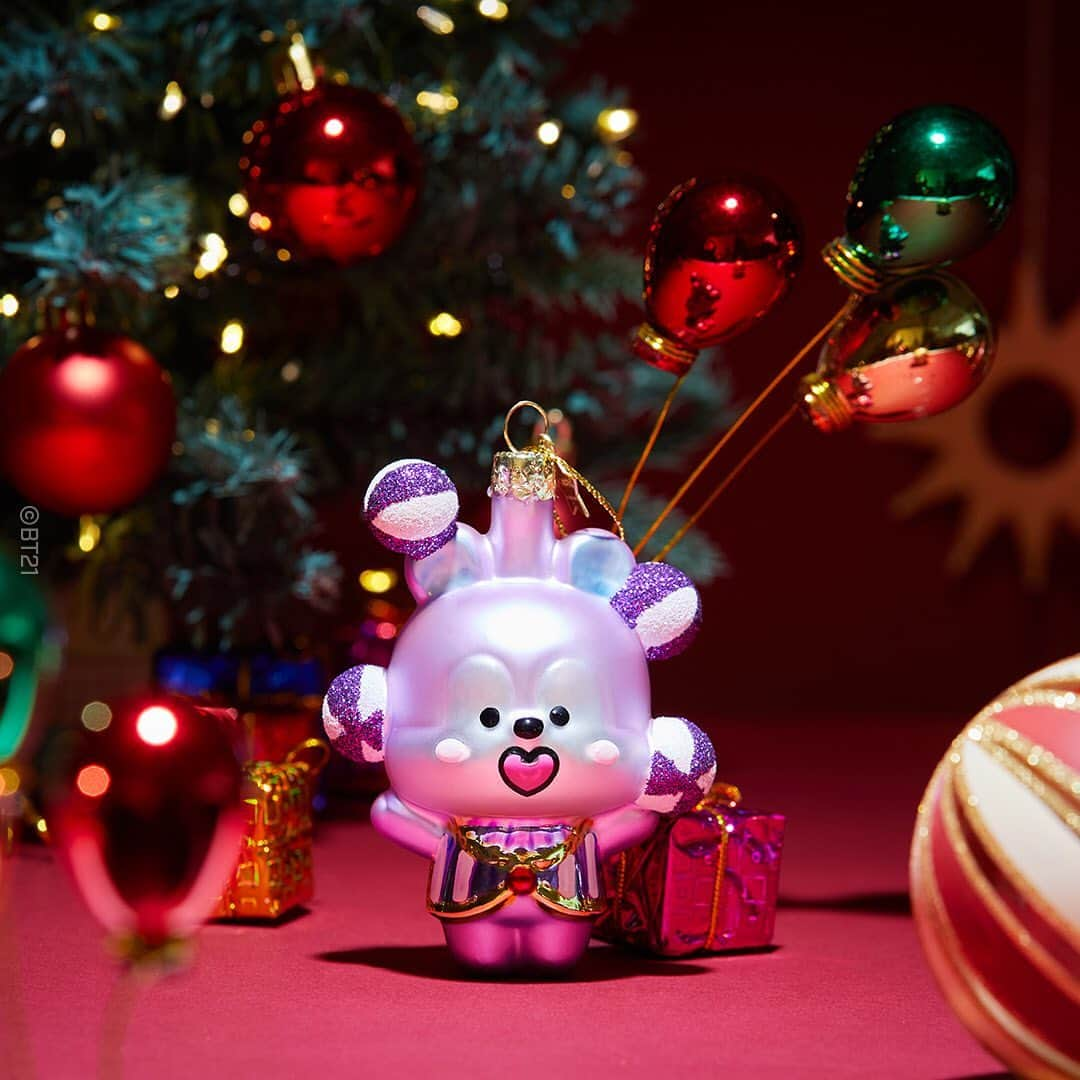 BT21 Stars of tomorrow, UNIVERSTAR!さんのインスタグラム写真 - (BT21 Stars of tomorrow, UNIVERSTAR!Instagram)「세상의 단 하나 뿐인 나의 글라스 오너먼트🎄❤️  BT21 I Vondels Ornament  공예가의 손길이 곳곳에 닿아 유리의 형태부터 색을 입혀 완성되는 순간까지✨  본델스의 모든 수공예 방식이 깃든 하이엔드 오너먼트가 탄생했어요.  빛을 따라 반짝이는 은은하고 오묘한 매력! 연말의 소중한 순간을 BT21 본델스 홀리데이 오너먼트로 완성해 보세요.  Korea 📍라인프렌즈 온오프라인 스토어 🔗프로필 링크를 확인하세요!  ✔️NEW STORE 📍라인프렌즈 스퀘어 신사 • 11.24 OPEN | 12:00 - 21:00 • 서울시 강남구 강남대로160길 42 (신사동), 1-2F  __ My one and only glass ornament🎄❤️ BT21 I Vondels Ornament  Unwrap the magic of celebration with Vondels. Let's elevate the special moments with high-end, luxury ornaments for this Holiday!  🌎 GLOBAL 📍LINE FRIENDS COLLECTION  📍Vondels Global Website  🇰🇷 LINE FRIENDS ONLINE & OFFLINE STORES  🇯🇵 LINE FRIENDS ONLINE STORE 🇨🇳 LINE FRIENDS ONLINE STORE (Tmall/WeChat Mini Programs) 🇸🇬 🇹🇭 PLAY LINE FRIENDS POP-UP (Available in December) 🇭🇰 LINE FRIENDS POP-UP (Available in December)  🔗 Link in bio!  #BT21 #Vondels #ornament #LINEFRIENDS #LINEFRIENDSSQUARE #holiday #tree #holidayseason #happyholidays #glass #트리 #홀리데이 #연말 #라인프렌즈」11月28日 11時34分 - bt21_official