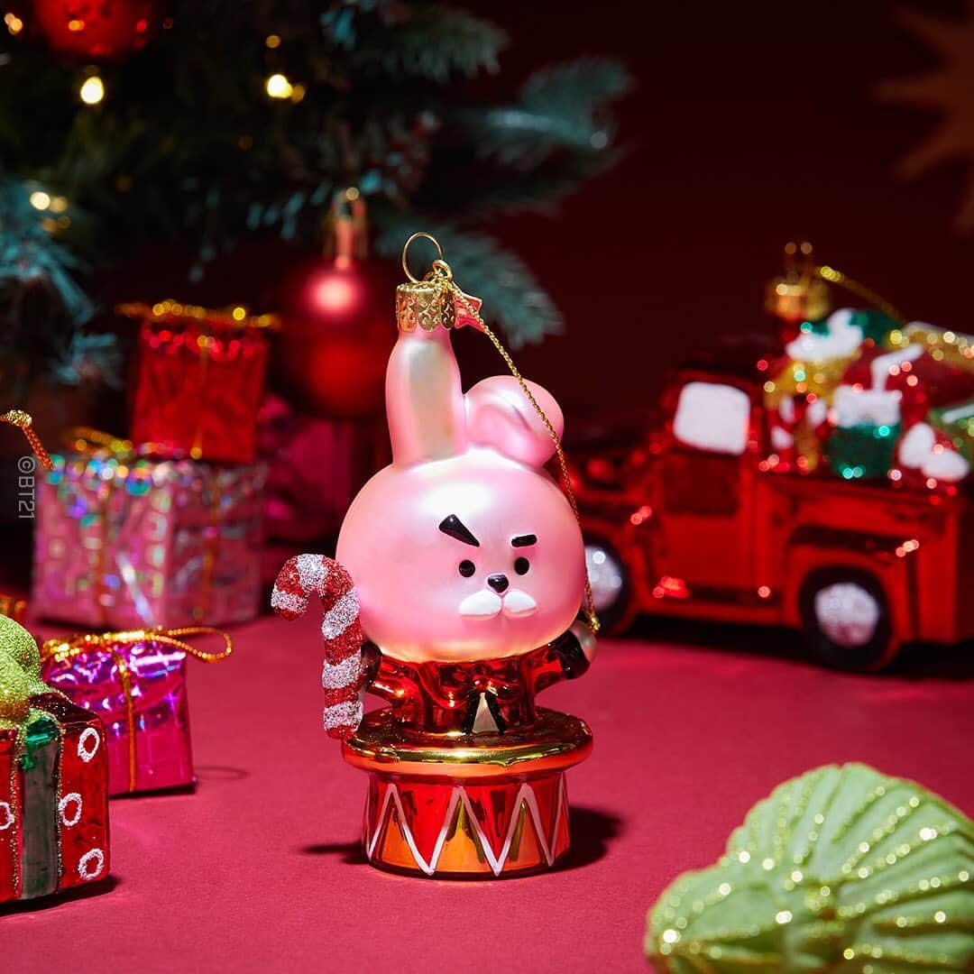 BT21 Stars of tomorrow, UNIVERSTAR!さんのインスタグラム写真 - (BT21 Stars of tomorrow, UNIVERSTAR!Instagram)「세상의 단 하나 뿐인 나의 글라스 오너먼트🎄❤️  BT21 I Vondels Ornament  공예가의 손길이 곳곳에 닿아 유리의 형태부터 색을 입혀 완성되는 순간까지✨  본델스의 모든 수공예 방식이 깃든 하이엔드 오너먼트가 탄생했어요.  빛을 따라 반짝이는 은은하고 오묘한 매력! 연말의 소중한 순간을 BT21 본델스 홀리데이 오너먼트로 완성해 보세요.  Korea 📍라인프렌즈 온오프라인 스토어 🔗프로필 링크를 확인하세요!  ✔️NEW STORE 📍라인프렌즈 스퀘어 신사 • 11.24 OPEN | 12:00 - 21:00 • 서울시 강남구 강남대로160길 42 (신사동), 1-2F  __ My one and only glass ornament🎄❤️ BT21 I Vondels Ornament  Unwrap the magic of celebration with Vondels. Let's elevate the special moments with high-end, luxury ornaments for this Holiday!  🌎 GLOBAL 📍LINE FRIENDS COLLECTION  📍Vondels Global Website  🇰🇷 LINE FRIENDS ONLINE & OFFLINE STORES  🇯🇵 LINE FRIENDS ONLINE STORE 🇨🇳 LINE FRIENDS ONLINE STORE (Tmall/WeChat Mini Programs) 🇸🇬 🇹🇭 PLAY LINE FRIENDS POP-UP (Available in December) 🇭🇰 LINE FRIENDS POP-UP (Available in December)  🔗 Link in bio!  #BT21 #Vondels #ornament #LINEFRIENDS #LINEFRIENDSSQUARE #holiday #tree #holidayseason #happyholidays #glass #트리 #홀리데이 #연말 #라인프렌즈」11月28日 11時34分 - bt21_official