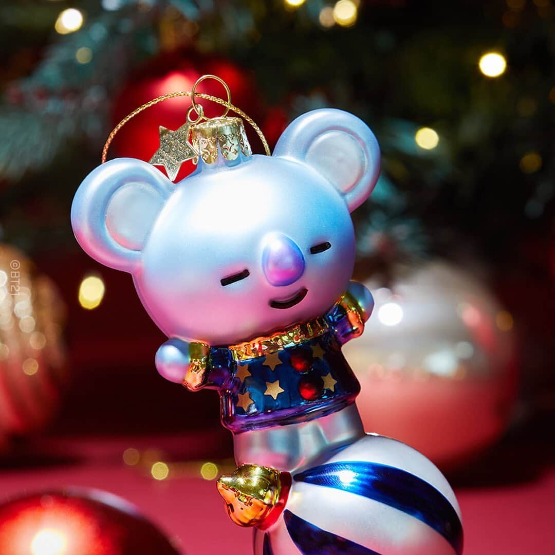 BT21 Stars of tomorrow, UNIVERSTAR!さんのインスタグラム写真 - (BT21 Stars of tomorrow, UNIVERSTAR!Instagram)「세상의 단 하나 뿐인 나의 글라스 오너먼트🎄❤️  BT21 I Vondels Ornament  공예가의 손길이 곳곳에 닿아 유리의 형태부터 색을 입혀 완성되는 순간까지✨  본델스의 모든 수공예 방식이 깃든 하이엔드 오너먼트가 탄생했어요.  빛을 따라 반짝이는 은은하고 오묘한 매력! 연말의 소중한 순간을 BT21 본델스 홀리데이 오너먼트로 완성해 보세요.  Korea 📍라인프렌즈 온오프라인 스토어 🔗프로필 링크를 확인하세요!  ✔️NEW STORE 📍라인프렌즈 스퀘어 신사 • 11.24 OPEN | 12:00 - 21:00 • 서울시 강남구 강남대로160길 42 (신사동), 1-2F  __ My one and only glass ornament🎄❤️ BT21 I Vondels Ornament  Unwrap the magic of celebration with Vondels. Let's elevate the special moments with high-end, luxury ornaments for this Holiday!  🌎 GLOBAL 📍LINE FRIENDS COLLECTION  📍Vondels Global Website  🇰🇷 LINE FRIENDS ONLINE & OFFLINE STORES  🇯🇵 LINE FRIENDS ONLINE STORE 🇨🇳 LINE FRIENDS ONLINE STORE (Tmall/WeChat Mini Programs) 🇸🇬 🇹🇭 PLAY LINE FRIENDS POP-UP (Available in December) 🇭🇰 LINE FRIENDS POP-UP (Available in December)  🔗 Link in bio!  #BT21 #Vondels #ornament #LINEFRIENDS #LINEFRIENDSSQUARE #holiday #tree #holidayseason #happyholidays #glass #트리 #홀리데이 #연말 #라인프렌즈」11月28日 11時34分 - bt21_official