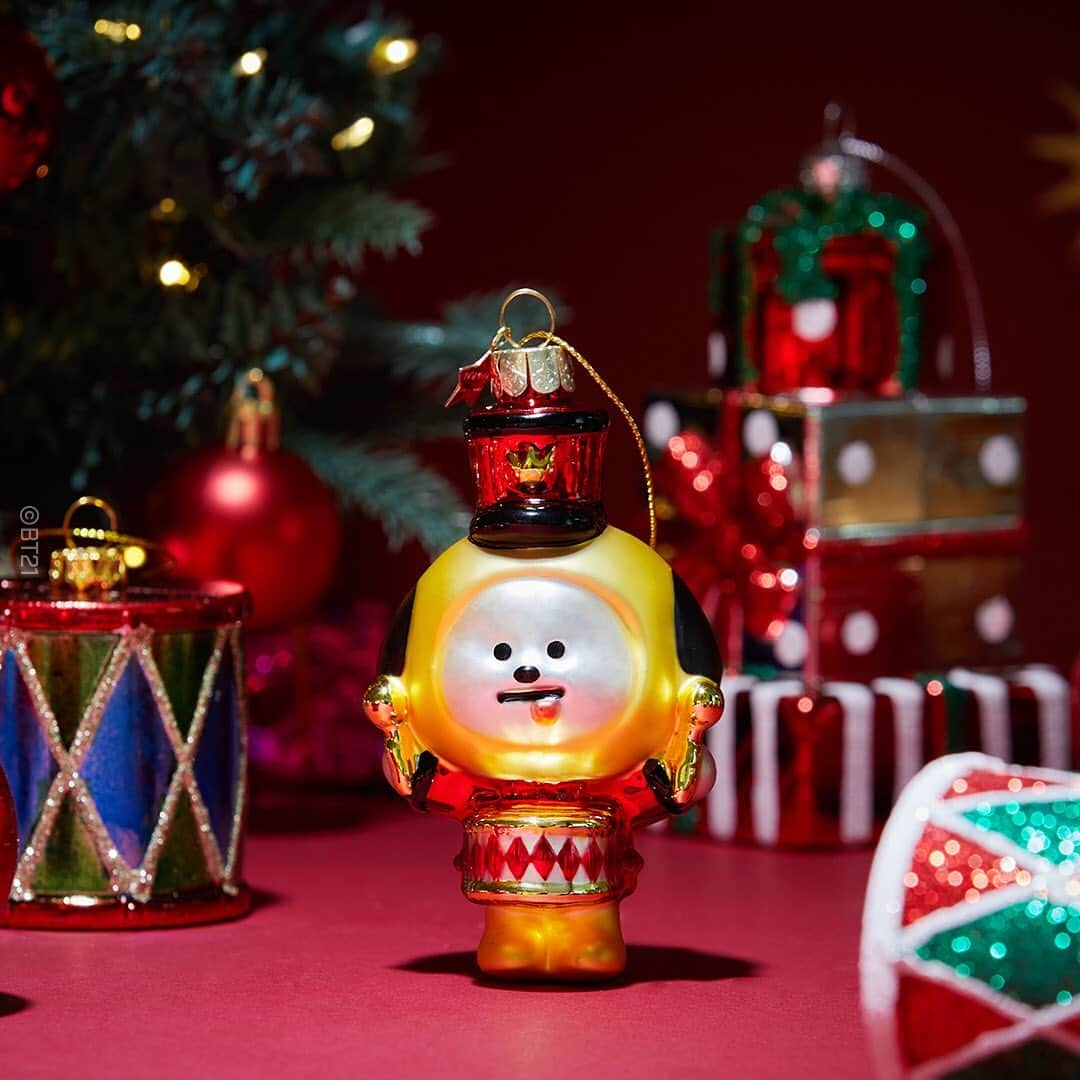 BT21 Stars of tomorrow, UNIVERSTAR!さんのインスタグラム写真 - (BT21 Stars of tomorrow, UNIVERSTAR!Instagram)「세상의 단 하나 뿐인 나의 글라스 오너먼트🎄❤️  BT21 I Vondels Ornament  공예가의 손길이 곳곳에 닿아 유리의 형태부터 색을 입혀 완성되는 순간까지✨  본델스의 모든 수공예 방식이 깃든 하이엔드 오너먼트가 탄생했어요.  빛을 따라 반짝이는 은은하고 오묘한 매력! 연말의 소중한 순간을 BT21 본델스 홀리데이 오너먼트로 완성해 보세요.  Korea 📍라인프렌즈 온오프라인 스토어 🔗프로필 링크를 확인하세요!  ✔️NEW STORE 📍라인프렌즈 스퀘어 신사 • 11.24 OPEN | 12:00 - 21:00 • 서울시 강남구 강남대로160길 42 (신사동), 1-2F  __ My one and only glass ornament🎄❤️ BT21 I Vondels Ornament  Unwrap the magic of celebration with Vondels. Let's elevate the special moments with high-end, luxury ornaments for this Holiday!  🌎 GLOBAL 📍LINE FRIENDS COLLECTION  📍Vondels Global Website  🇰🇷 LINE FRIENDS ONLINE & OFFLINE STORES  🇯🇵 LINE FRIENDS ONLINE STORE 🇨🇳 LINE FRIENDS ONLINE STORE (Tmall/WeChat Mini Programs) 🇸🇬 🇹🇭 PLAY LINE FRIENDS POP-UP (Available in December) 🇭🇰 LINE FRIENDS POP-UP (Available in December)  🔗 Link in bio!  #BT21 #Vondels #ornament #LINEFRIENDS #LINEFRIENDSSQUARE #holiday #tree #holidayseason #happyholidays #glass #트리 #홀리데이 #연말 #라인프렌즈」11月28日 11時34分 - bt21_official