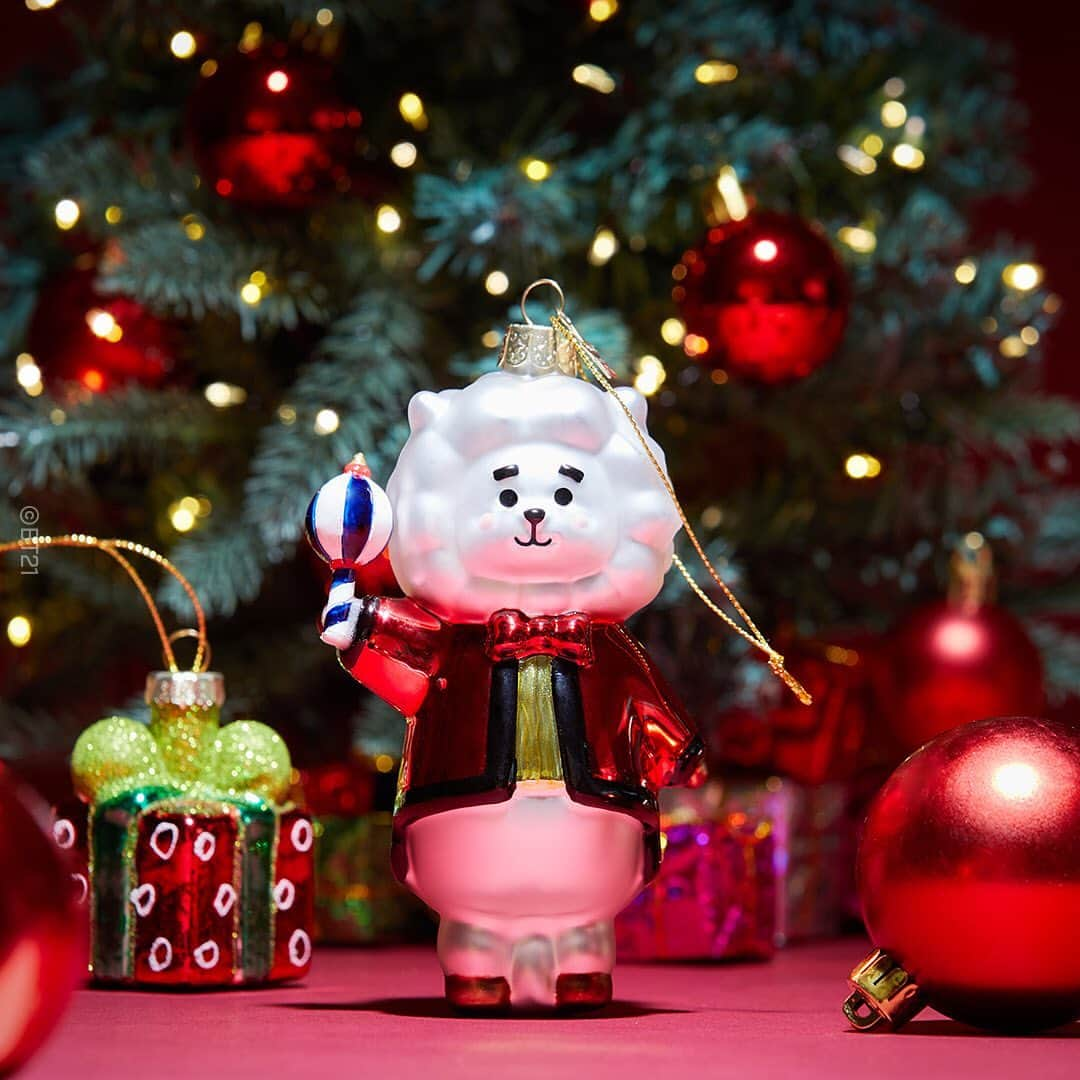 BT21 Stars of tomorrow, UNIVERSTAR!さんのインスタグラム写真 - (BT21 Stars of tomorrow, UNIVERSTAR!Instagram)「세상의 단 하나 뿐인 나의 글라스 오너먼트🎄❤️  BT21 I Vondels Ornament  공예가의 손길이 곳곳에 닿아 유리의 형태부터 색을 입혀 완성되는 순간까지✨  본델스의 모든 수공예 방식이 깃든 하이엔드 오너먼트가 탄생했어요.  빛을 따라 반짝이는 은은하고 오묘한 매력! 연말의 소중한 순간을 BT21 본델스 홀리데이 오너먼트로 완성해 보세요.  Korea 📍라인프렌즈 온오프라인 스토어 🔗프로필 링크를 확인하세요!  ✔️NEW STORE 📍라인프렌즈 스퀘어 신사 • 11.24 OPEN | 12:00 - 21:00 • 서울시 강남구 강남대로160길 42 (신사동), 1-2F  __ My one and only glass ornament🎄❤️ BT21 I Vondels Ornament  Unwrap the magic of celebration with Vondels. Let's elevate the special moments with high-end, luxury ornaments for this Holiday!  🌎 GLOBAL 📍LINE FRIENDS COLLECTION  📍Vondels Global Website  🇰🇷 LINE FRIENDS ONLINE & OFFLINE STORES  🇯🇵 LINE FRIENDS ONLINE STORE 🇨🇳 LINE FRIENDS ONLINE STORE (Tmall/WeChat Mini Programs) 🇸🇬 🇹🇭 PLAY LINE FRIENDS POP-UP (Available in December) 🇭🇰 LINE FRIENDS POP-UP (Available in December)  🔗 Link in bio!  #BT21 #Vondels #ornament #LINEFRIENDS #LINEFRIENDSSQUARE #holiday #tree #holidayseason #happyholidays #glass #트리 #홀리데이 #연말 #라인프렌즈」11月28日 11時34分 - bt21_official