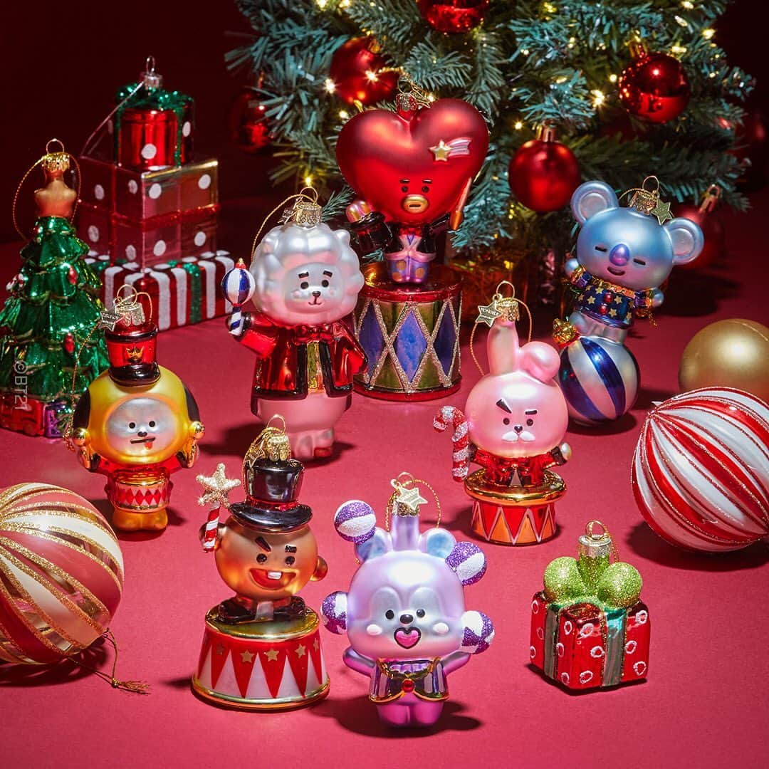 BT21 Stars of tomorrow, UNIVERSTAR!のインスタグラム：「세상의 단 하나 뿐인 나의 글라스 오너먼트🎄❤️  BT21 I Vondels Ornament  공예가의 손길이 곳곳에 닿아 유리의 형태부터 색을 입혀 완성되는 순간까지✨  본델스의 모든 수공예 방식이 깃든 하이엔드 오너먼트가 탄생했어요.  빛을 따라 반짝이는 은은하고 오묘한 매력! 연말의 소중한 순간을 BT21 본델스 홀리데이 오너먼트로 완성해 보세요.  Korea 📍라인프렌즈 온오프라인 스토어 🔗프로필 링크를 확인하세요!  ✔️NEW STORE 📍라인프렌즈 스퀘어 신사 • 11.24 OPEN | 12:00 - 21:00 • 서울시 강남구 강남대로160길 42 (신사동), 1-2F  __ My one and only glass ornament🎄❤️ BT21 I Vondels Ornament  Unwrap the magic of celebration with Vondels. Let's elevate the special moments with high-end, luxury ornaments for this Holiday!  🌎 GLOBAL 📍LINE FRIENDS COLLECTION  📍Vondels Global Website  🇰🇷 LINE FRIENDS ONLINE & OFFLINE STORES  🇯🇵 LINE FRIENDS ONLINE STORE 🇨🇳 LINE FRIENDS ONLINE STORE (Tmall/WeChat Mini Programs) 🇸🇬 🇹🇭 PLAY LINE FRIENDS POP-UP (Available in December) 🇭🇰 LINE FRIENDS POP-UP (Available in December)  🔗 Link in bio!  #BT21 #Vondels #ornament #LINEFRIENDS #LINEFRIENDSSQUARE #holiday #tree #holidayseason #happyholidays #glass #트리 #홀리데이 #연말 #라인프렌즈」