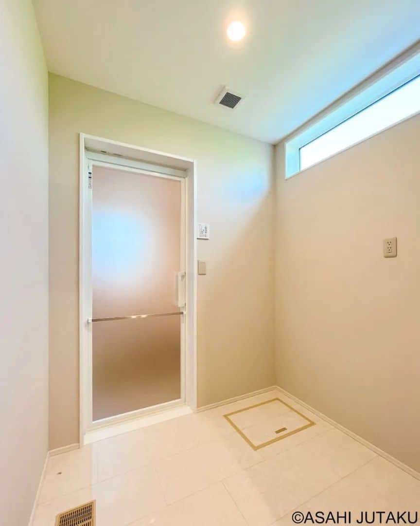 朝日住宅株式会社のインスタグラム：「《脱衣室》  これからの季節【ヒートショック】が怖い脱衣室。 温度の差が激しいと、お風呂に入る前は特に「ぶるっ🥶」としてしまいますね。  全館空調の有る今回のお家は、そんな心配も無し‼  家の中の温度がどこでも同じなので、暖房器具を別に用意しなくてもカイテキ・安全に生活することができます。  ✜✜✜✜✜✜✜✜✜✜✜✜✜✜✜✜✜✜✜✜✜　　　　　　　　　　　　　　　　　　　　施工例をもっと見たい方は こちら⇒ @asahijutaku　 　　　　　　　　　　　　　　　　　　　　　　　　　　　　　浜松笠井展示場ご見学希望の方は こちら⇒ @asahijutaku.hamamatsu　　　　　　　　　　　　　　　　　　　　　　　　✜✜✜✜✜✜✜✜✜✜✜✜✜✜✜✜✜✜✜✜✜  #全館空調カイテキ　#暖かい脱衣室　#ヒートショック対策 #朝日住宅 #住宅 #住宅会社 #デザイン住宅 #高性能住宅 #インテリア #マイホーム #家づくり #施工例 #新築 #注文住宅 #自由設計 #高気密高断熱 #免疫住宅 #全館空調 #静岡県西部住宅会社 #静岡県西部注文住宅 #磐田市 #磐田市住宅会社 #磐田市注文住宅 #浜松市 #浜松市モデルハウス #浜松市住宅会社 #浜松市注文住宅」