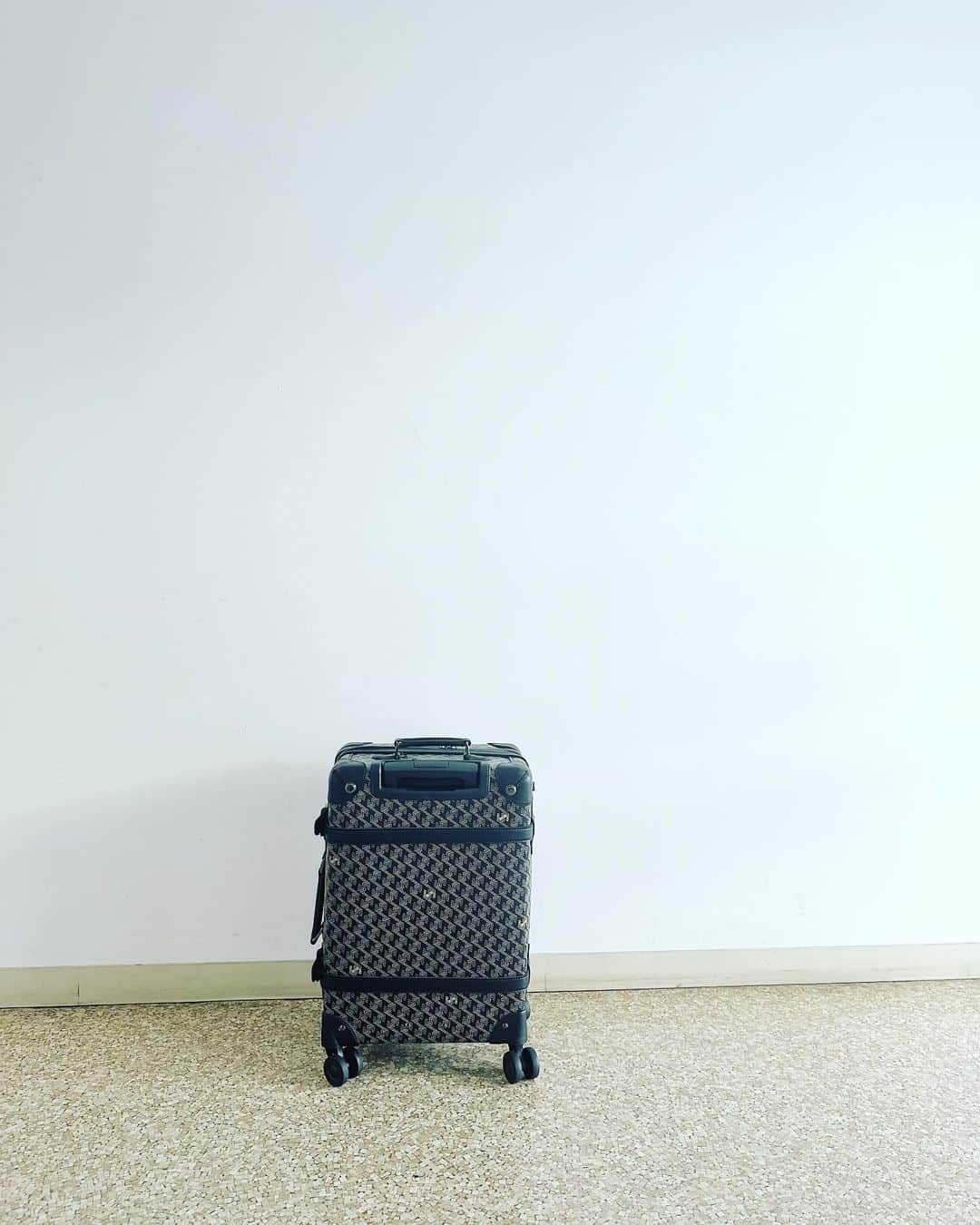 熊谷隆志のインスタグラム：「頼んでた。 スーツケースが届きました。 一泊２日出張。 ヘビロテ決定🆗」