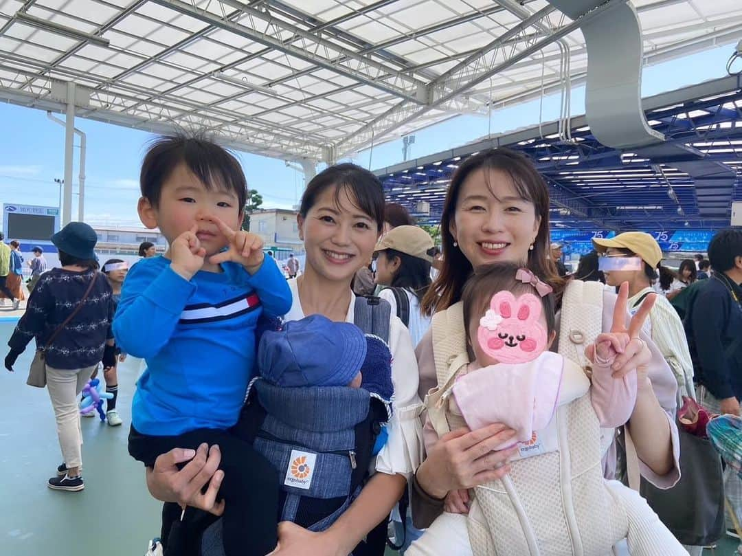 井上英里香のインスタグラム：「* 近所のおまつりで♡ * 陸上自衛隊の高機動車を 運転させてもらいニッコニコ😆💕 * * 現地では綾香さんご家族と 会えました〜🙌🏻🙌🏻 * * #お祭り #乗り物をこよなく愛す息子 #ダンボール迷路は思ってたより小さくてすぐゴール  #バイトの学生さんにまたこの子？って顔されてたw #ポニーの乗馬体験とエアー遊具は断念」