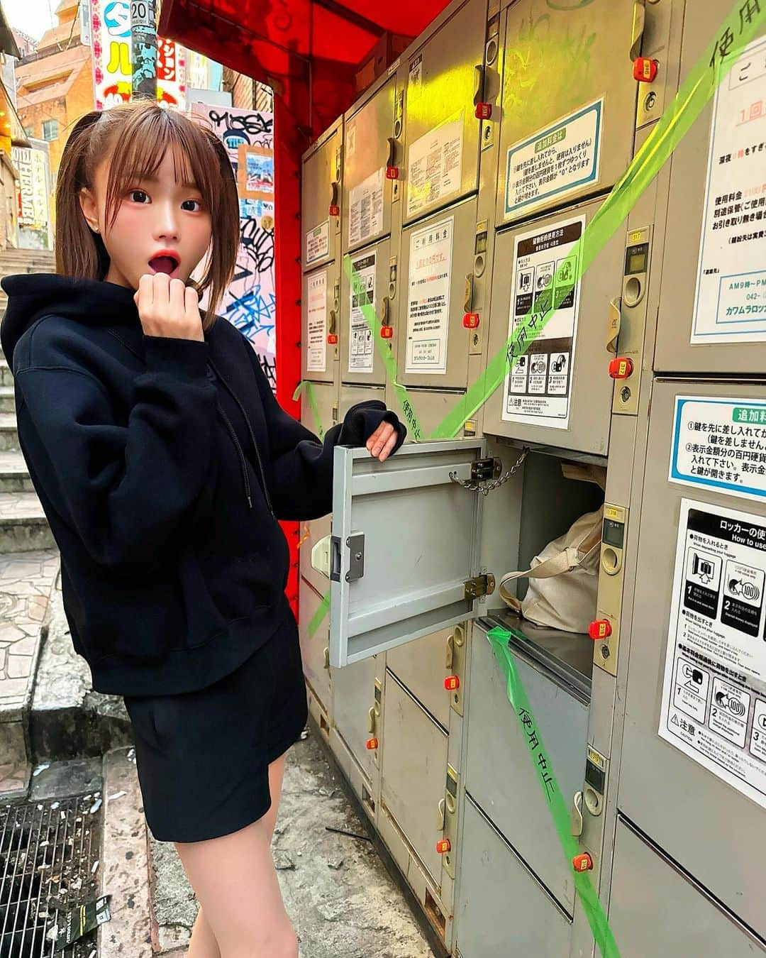 みもれもんさんのインスタグラム写真 - (みもれもんInstagram)「After returning from training 💓 I only went to school 2 days ago 🍋 When I opened my locker, my luggage was inside 🙄 It's not safe in Japan 🇯🇵  トレーニングの帰り🤞🏋️‍♀️🍋  ジムに週4行くぞぉ〜って 思ってたら今のところ週2しか 行けてないですねぇ😴スヤ2丸〜💤 お家さいこう(๑ ᴖ ᴑ ᴖ ๑)ᥫᩣ ̖́-🏠  ※ロッカー開けたら荷物が入ってて ビックリしました🫢かぎはしめてねぇ🔑  ##trainingday #shibuya #alexanderwang #balenciaga #tokyo #東京 #私服 #みもれもん #mimolemon」11月28日 11時47分 - mimore_mon0929