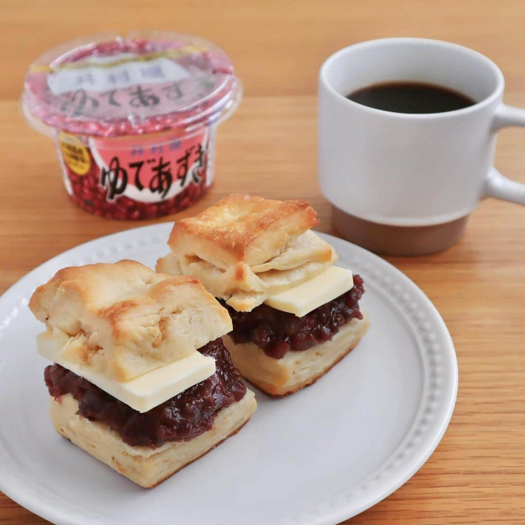 井村屋株式会社さんのインスタグラム写真 - (井村屋株式会社Instagram)「あんバタースコーン☕️🫖  こんにちは、井村屋の「なー」です😊  お茶の時間にアンバタースコーンはいかがでしょうか？  市販のスコーンに切り込みを入れたら、 トースターか電子レンジで少しだけ温めます。 つぶあんとバターを好きなだけ挟んだら…完成✨ 私はバターが大好きなので、大胆に厚切りにしました😍  ゆであずきの甘みとあずきの風味、 バターの塩気とコクがスコーンに とっても合います✨👏  飲み物は温かい、濃いめに淹れた緑茶か コーヒーがおすすめです💕 他にもおすすめがあればぜひ教えてください♪  コーヒーや濃い緑茶と あんバタースコーンの組み合わせ… ほっこりできておすすめです♪☕️🍵  #井村屋 #imuraya #公式 #ゆであずき #カップゆであずき #北海道カップゆであずき」11月28日 11時47分 - imuraya_dm