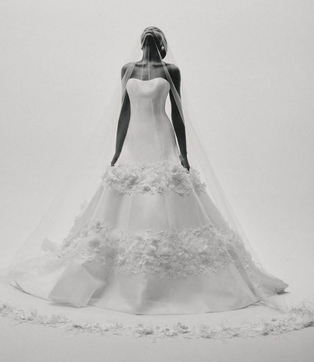 SOYOO BRIDALのインスタグラム：「.  2024 FALL SOYOO BRIDAL  SELECTION #8  @soyoobridal_official x @inesdisanto 🏷️   Meet ASHLAR 🤍  The dress of moment @wwd for NY bridal fashion week  #소유브라이덜 #이네스디산토 #2024fall #justordered✍️ #내년봄에옵니다💫」