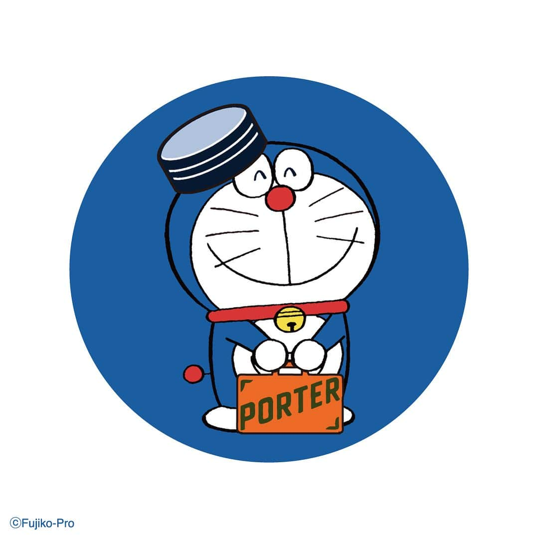 PORTER STANDのインスタグラム：「⁡ ドラえもん × PORTER を発売します。 ⁡ 2023年12月1日に生誕90年を迎える藤子・F・不二雄先生が生んだ、日本が誇る国民的大人気キャラクター「ドラえもん」。 「ポーター」に扮したドラえもんと、ひみつ道具や鈴のデザインをジャカード織で表現しました。 日本で古くからジャカード織物を生産している職人による繊細な柄が特徴で、バッグの内装にはドラえもんをイメージしたカラーリングを採用したスペシャルアイテムです。 ⁡ 発売日：2023年12月1日（金） ⁡ こちらのアイテムは、PORTER SHINJUKUの他に、PORTER flagship store、PORTER GINZA、PORTER EXCHANGE、PORTER STAND（品川・京都）、POTR（名古屋・札幌）、KURA CHIKA by PORTER 福岡、吉田カバンオフィシャルオンラインストアでの限定発売です。 ⁡ ※バッグにのみ「ポーター」に扮したドラえもんをプリントした、オリジナル缶バッヂが付属します。 ※吉田カバンオフィシャルオンラインストアではPM12 :00頃に発売します。 ※完全数量限定のため、在庫がなくなり次第終了となります。あらかじめご了承ください。 ⁡ #吉田カバン #yoshidakaban #ポーター #porter #ドラえもん #doraemon」