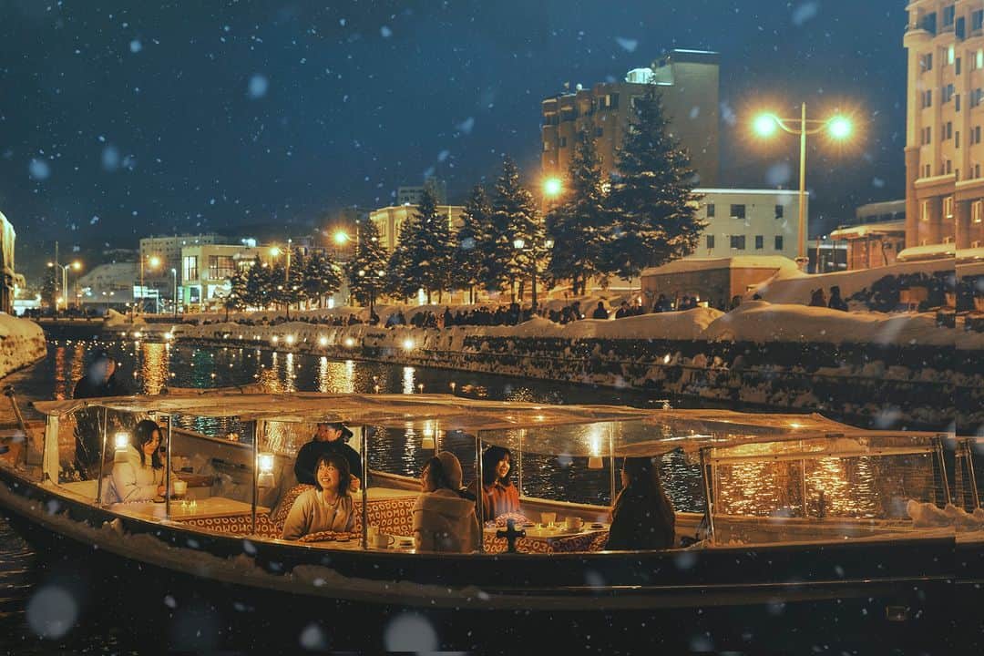 北海道じゃらん【公式】さんのインスタグラム写真 - (北海道じゃらん【公式】Instagram)「みなさんこんにちは！  突然ですがみなさん、小樽運河が100周年を迎え、 12月27日に記念花火が予定されているのはご存知でしょうか…？  今年の冬の小樽は、今年だけのイベントに、必食グルメ、今だけの宿泊プランと魅力が盛りだくさんです♪ お好みのスポットを組み合わせて、冬の小樽を満喫し、素敵な思い出にしてください！  冬の注目イベント♪ ①小樽・余市ゆき物語…小樽運河を青色のLEDでライトアップする「青の運河」がおすすめです♪ 　 期間：11/1～24年2/18 ②小樽運河こたつクルージング…こたつ付きの船で雪景色とイルミネーションを楽しめます♪ 　 期間：12/2～24年3/31の土日 ③グランドパーク小樽 クリスマスロビーコンサート…地元・小樽の幼稚園児がクリスマスソングを披露します♪ 　 日程：12/16 ④小樽運河100周年記念「ナイト・カーニバル」…記念花火の打ち上げやキッチンカーでグルメを販売します♪ 　 日程：12/27  1枚目：【OMO5小樽（おも） by 星野リゾート】 ～こたつの温もりと雪景色 宿泊者だけの冬のお楽しみ～ 「小樽を楽しみ尽くす滞在」を提案する街ナカホテル！3月までの土日は、宿泊者限定で、「小樽運河こたつクルージング」を開催。（1名4800円）  2枚目：【グランドパーク小樽】～客室から海景色を一望 夜はランタンを手に散策へ～ 上質なホテルステイを楽しむ、小樽運河100周年を記念した特別プラン！特典のナイトランタンを手に、ロマンチックな冬の小樽散歩を満喫。  3枚目：【コテージ&貸別荘 縁】～カラオケ付き&16名までOK 2階建ての別荘を貸し切り～ 家族やグループで賑やかに過ごすのにオススメ！電子レンジなど調理器具や食器も揃っているので、食材のみ持ち込んでパーティーも◎  4枚目：【おたる蝦夷屋】～小樽近海の新鮮魚介を豪快に～ 小樽近海で取れる新鮮な魚介を刺身や丼、海鮮鍋などの浜料理で豪快に味わえる♪はみ出しそうな人気ネタ9種を贅沢につかった「大将丼」。  5枚目：【小樽らーめん 一期一会】～3人に1人が頼む人気メニューのあんかけ焼きそば～ 盛り付ける前にお皿を焼いて提供するため、熱々の美味しさが続く♪人気のらーめんは15時間以上煮込む濃厚豚骨&魚介スープに、道産小麦100%のちぢれ麺。  6枚目：【牛かつ 小樽黒澤】～特製ダレが肉の旨みを引き立てる～ 1人前ずつコンロがセットされ、自分の好きな焼き加減で味わえる♪タレはさっぱりポン酢とガーリックオニオンの2種を用意。  #北海道じゃらん #北海道じゃらん12月号 #小樽運河100周年 #OMO5小樽by星野リゾート #コテージ  #貸別荘  #グランドパーク小樽 #おたる蝦夷屋 #牛かつ黒澤 #小樽らーめん一期一会　#小樽グルメ　#小樽　#小樽運河　#小樽ランチ　#小樽観光 #小樽運河 #小樽観光 #冬の小樽」11月28日 12時00分 - hokkaido_jalan