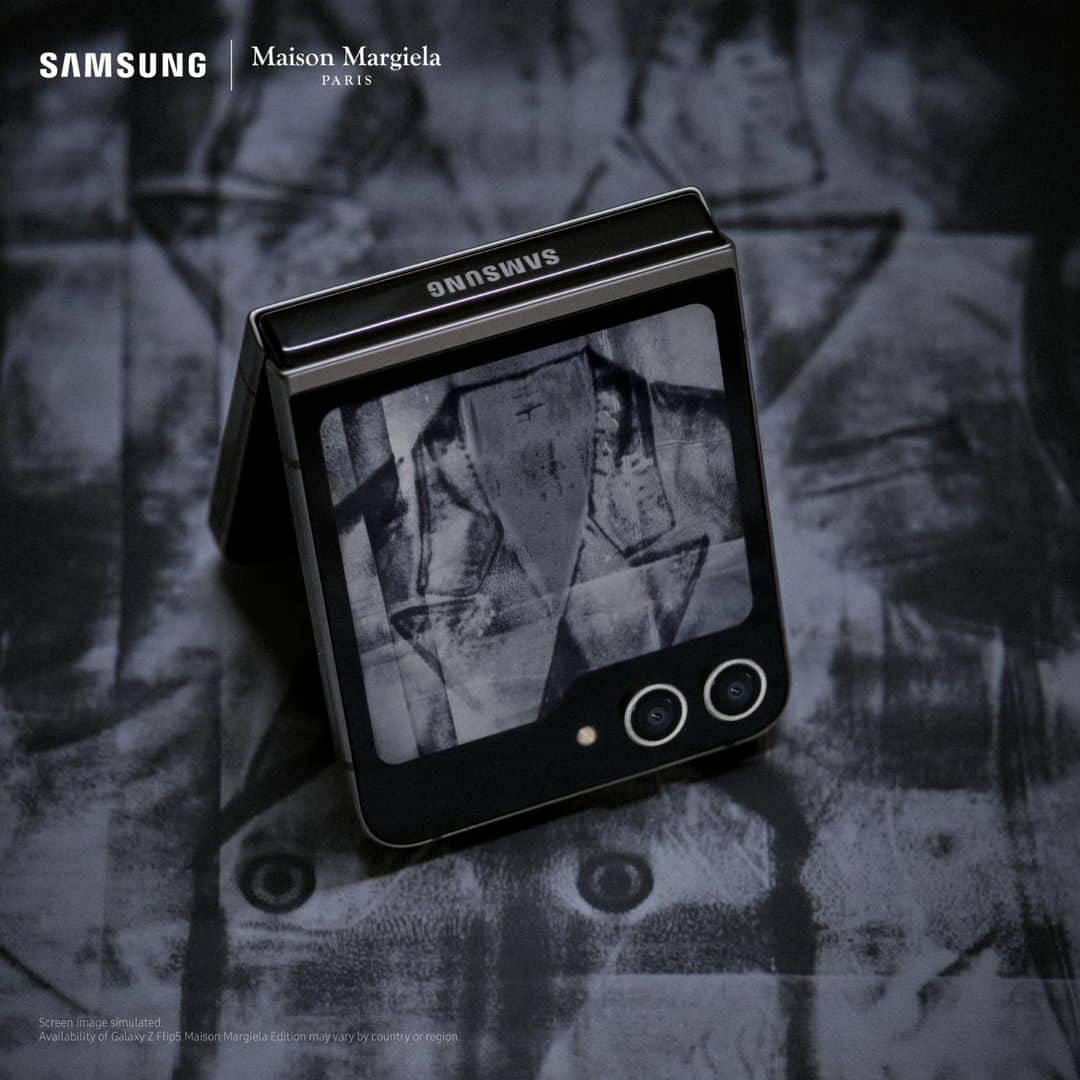 Samsung Mobileさんのインスタグラム写真 - (Samsung MobileInstagram)「Break free from the ordinary and embrace extraordinary. The #GalaxyZFlip5MaisonMargielaEdition is not only a device but also a unique fashion item. @maisonmargiela #GalaxyZFlip5 #GalaxyxMaisonMargiela」11月28日 12時00分 - samsungmobile