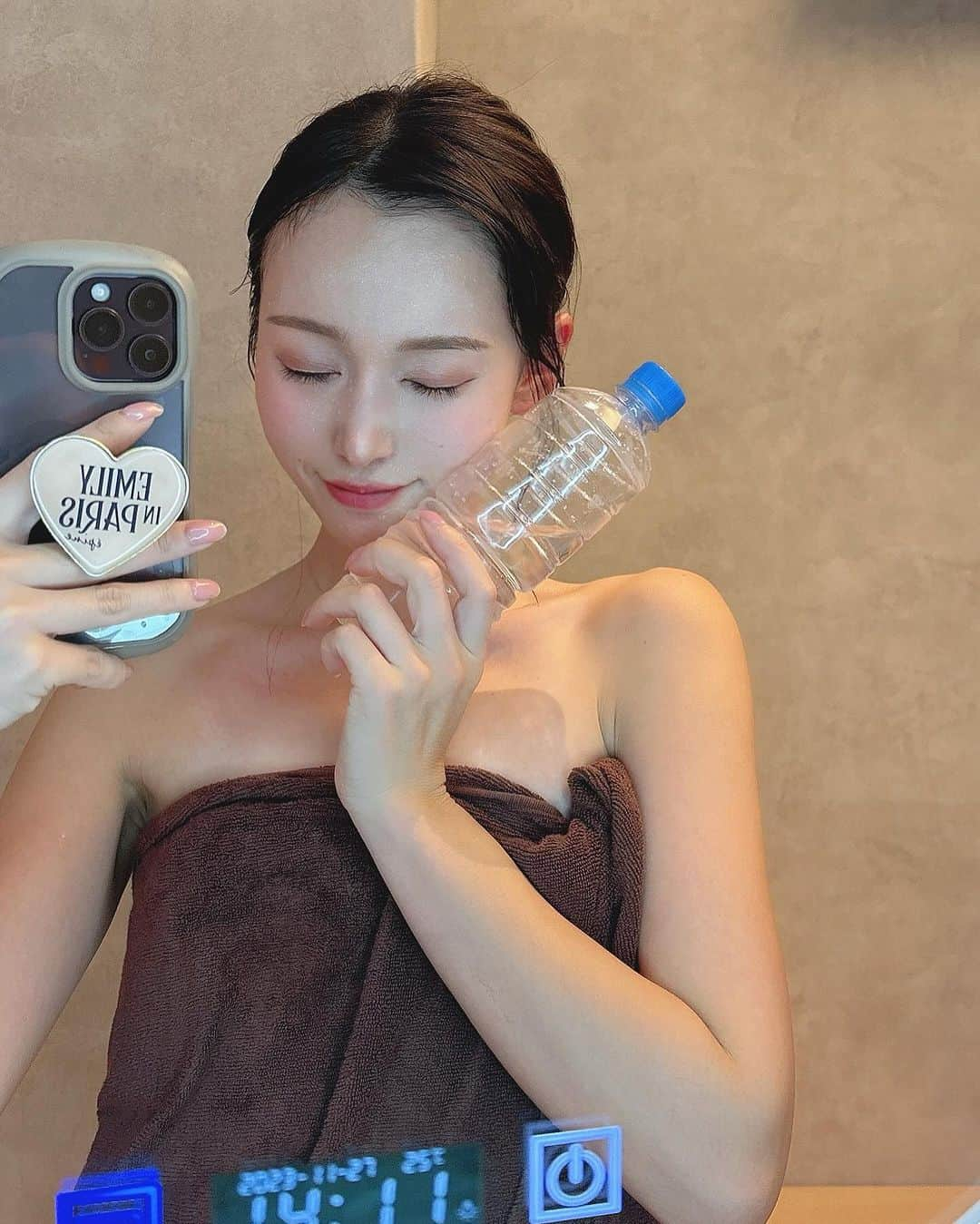 引地裕美さんのインスタグラム写真 - (引地裕美Instagram)「@be_nanomist で初ナノミスト🧖🏻‍♀️🍃  40℃の個室にナノサイズのミストで 全身に美顔器を当ててる状態🫢💖  1回15〜20分なのにたくさん汗かいて体の芯まで温まった🧶 美肌や髪サラサラ効果もあるんだって🫢🫧✨  女性専用・完全個室👩🏻🔐 何も気にせずサクッと入れて◎  寒い季節になったし手軽に温活出来るの最高🥹🛁🩵  #ナノミスト #浜松町 #サウナ #sauna #サ活 #サウナイキタイ  #UMine #japanese #japanesegirl #일본 #오오티디 #얼스타그램 #패션스타그램 #데일리코디 #패션 #时装 #셀카 #데일리룩」11月28日 12時02分 - yuumihikichi